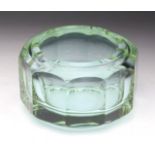 Alexandritglas Aschenschalehellgrün bzw. fliederfarbenes changierendes (lichtquellebedingter