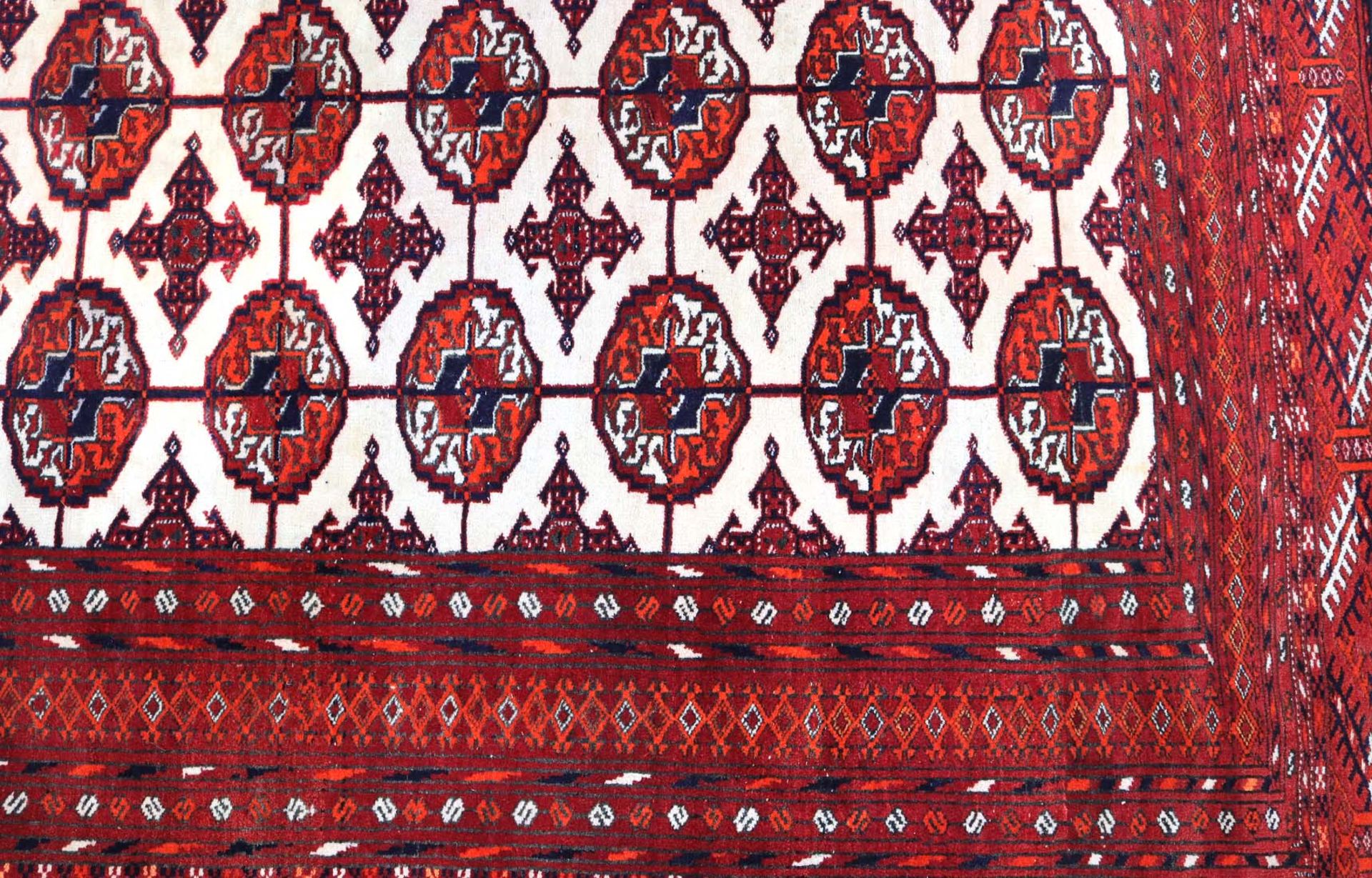 handgeknüpfter Orient Teppichrot mit geometrischen Randdekoren, weißes Mittelfeld mit - Image 2 of 3