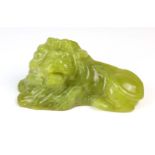 Jade Löwevon Hand beschnitzt u. poliert, liegender Löwe, L ca. 15 cm, H ca. 5,5 cm, gut erhaltene