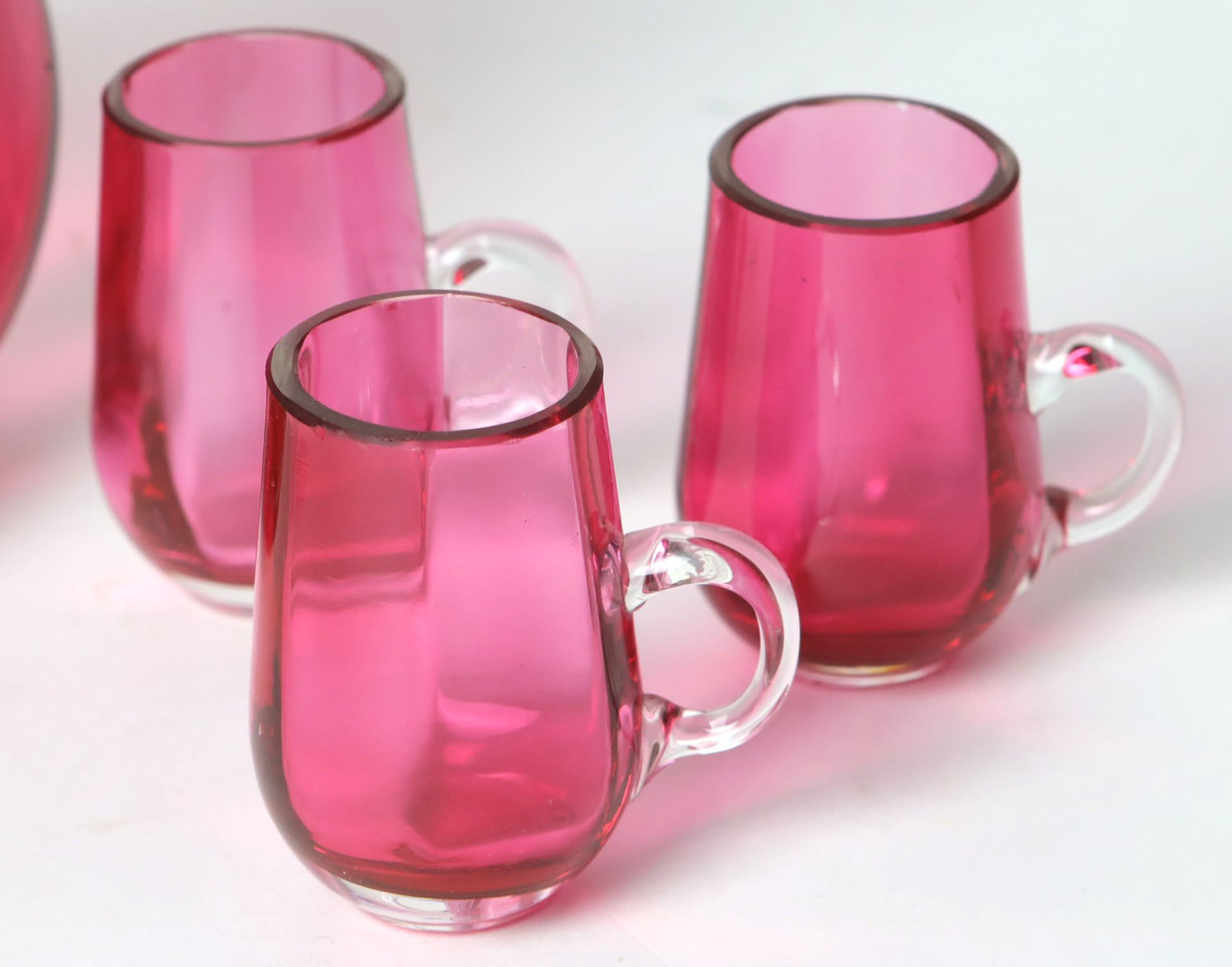 Karaffe mit Gläsersatz um 1860farbloses, innen erdbeerrot überfangenes Glas mundgeblasen u. - Bild 2 aus 2