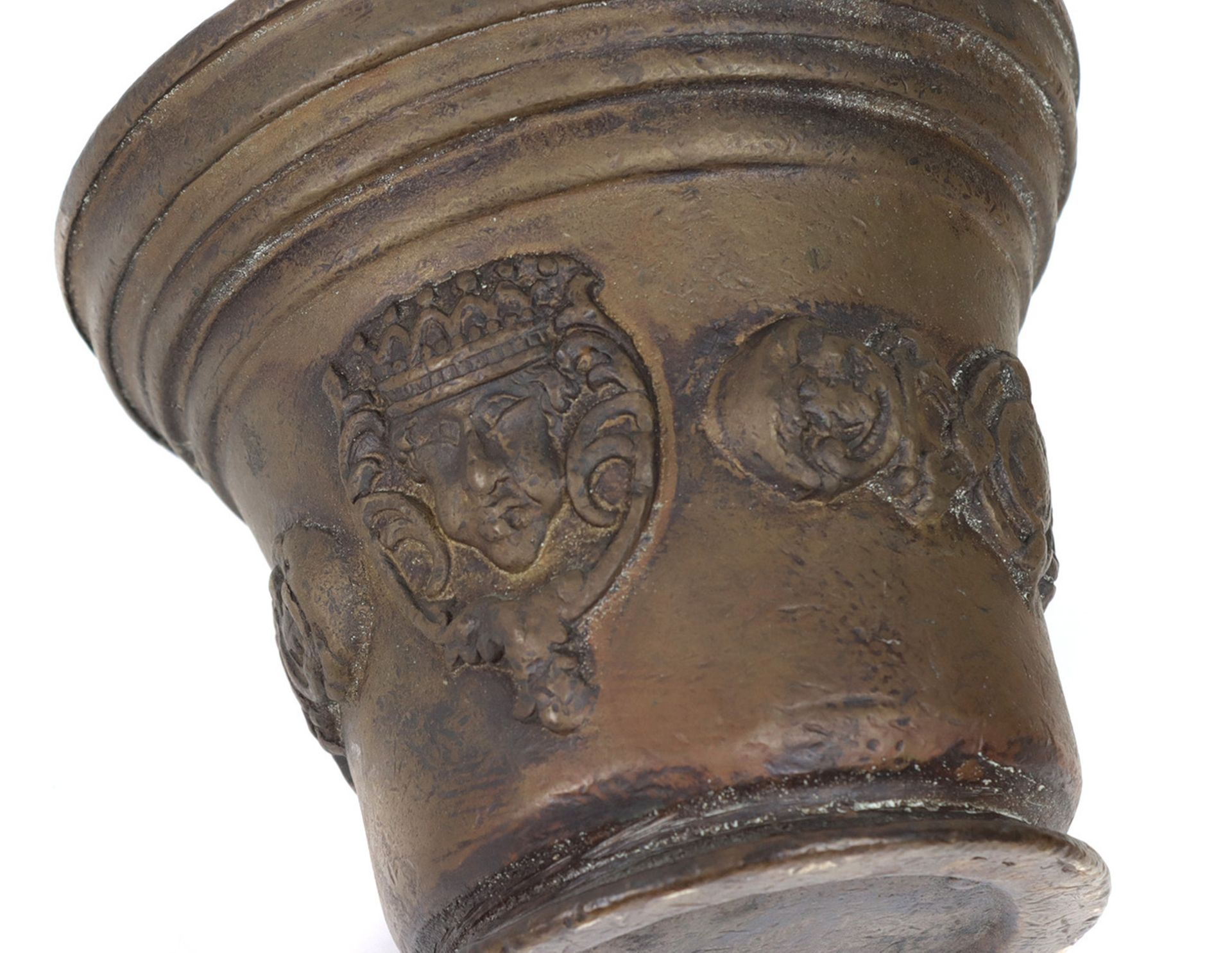 Bronze Mörser und Stößelmassiver nach oben ausschwingender Korpus auf abgesetztem Stand, umlaufendes - Image 2 of 2