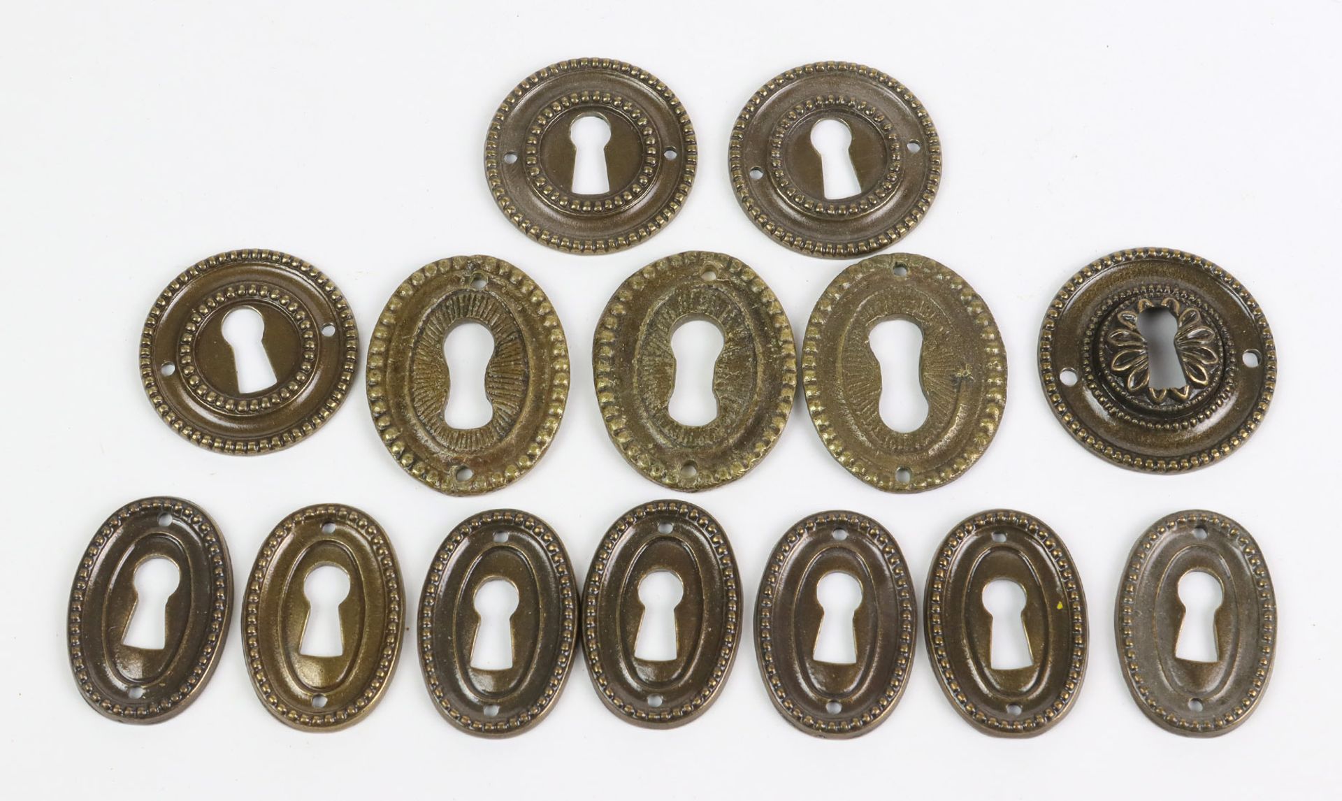 Posten Messing Schlüsselbeschlägefür antike Möbel, 10 ovale u. 4 runde in je 2 verschiedenen