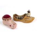 Porzellan Andenkenschuh u.a.Bisquitporzellan, Schuh in Form eines Holzpantoffels, darauf sitzender