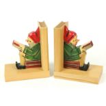 Paar Buchstützen mit ZwergHolz gesägt u. beschnitzt, naturbelassen sowie farbig staffiert, beide