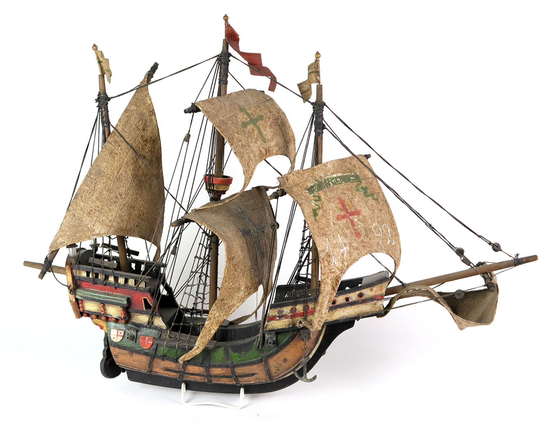 Schiffsmodell *Santa Maria*Holz, farbig lackiert, als historischer Dreimaster unter voller