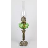Historismus Petroleumlampe um 1880modelgeblasenes Grünglas in bauchiger Form, auf vernickelter