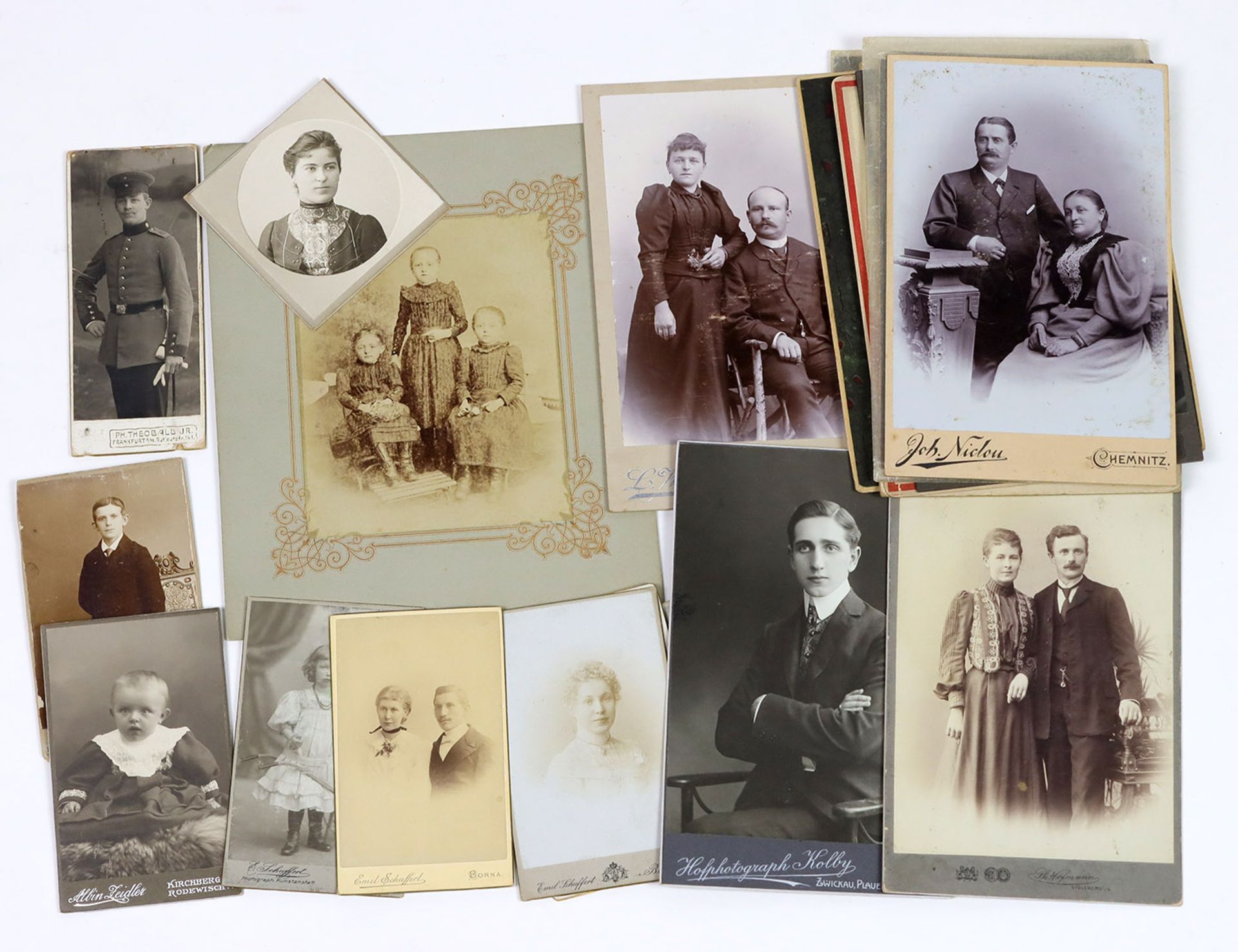 20 Kabinett Fotos ab 1884mit Portrait- u. Gruppenaufnahmen verschiedener Photgrafen überwiegend