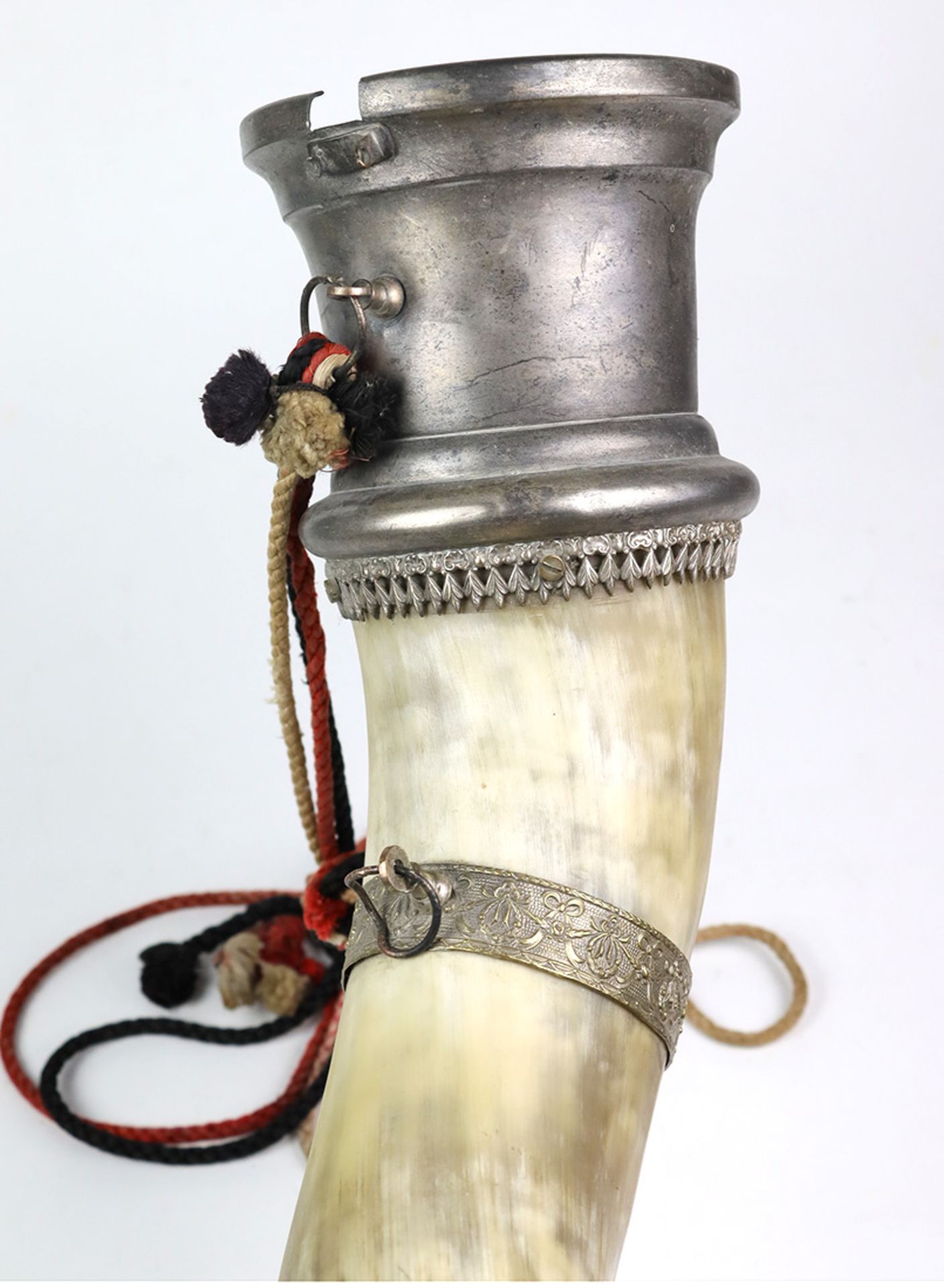 großes Trinkhorn um 1900natürlich geschwungene Form im Farbverlauf von blond bis brau irisierend, - Bild 3 aus 4