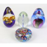 4 Briefbeschwererfarbloses Kristallglas mit geschnittenem Boden, verschiedenen Farb- und