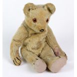 Teddybär um 1900stark geliebter Bär mit ausgedünntem Fell u. Körper, beweglicher Kopf, Arme u.