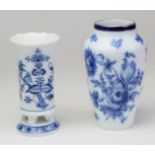 2 Vasen Teichert MeissenPorzellan mit unterglasurblauer Manufakturmarke Teichert Meissen mit Stern