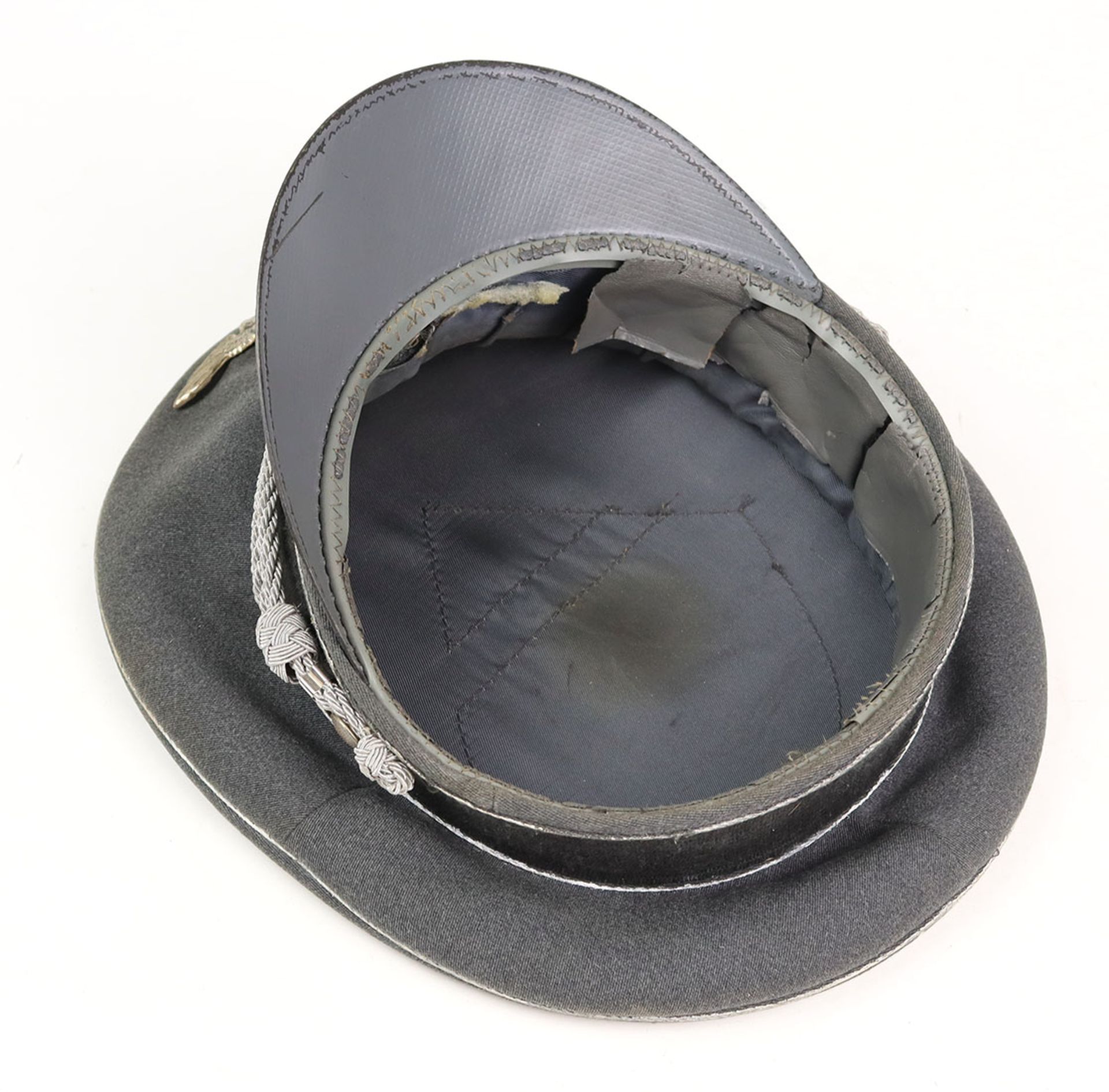Schirmmützeaus grauem Tuch mit wei gefasster schwarzer Paspellierung, schwarzem Mützenband u. - Image 3 of 3