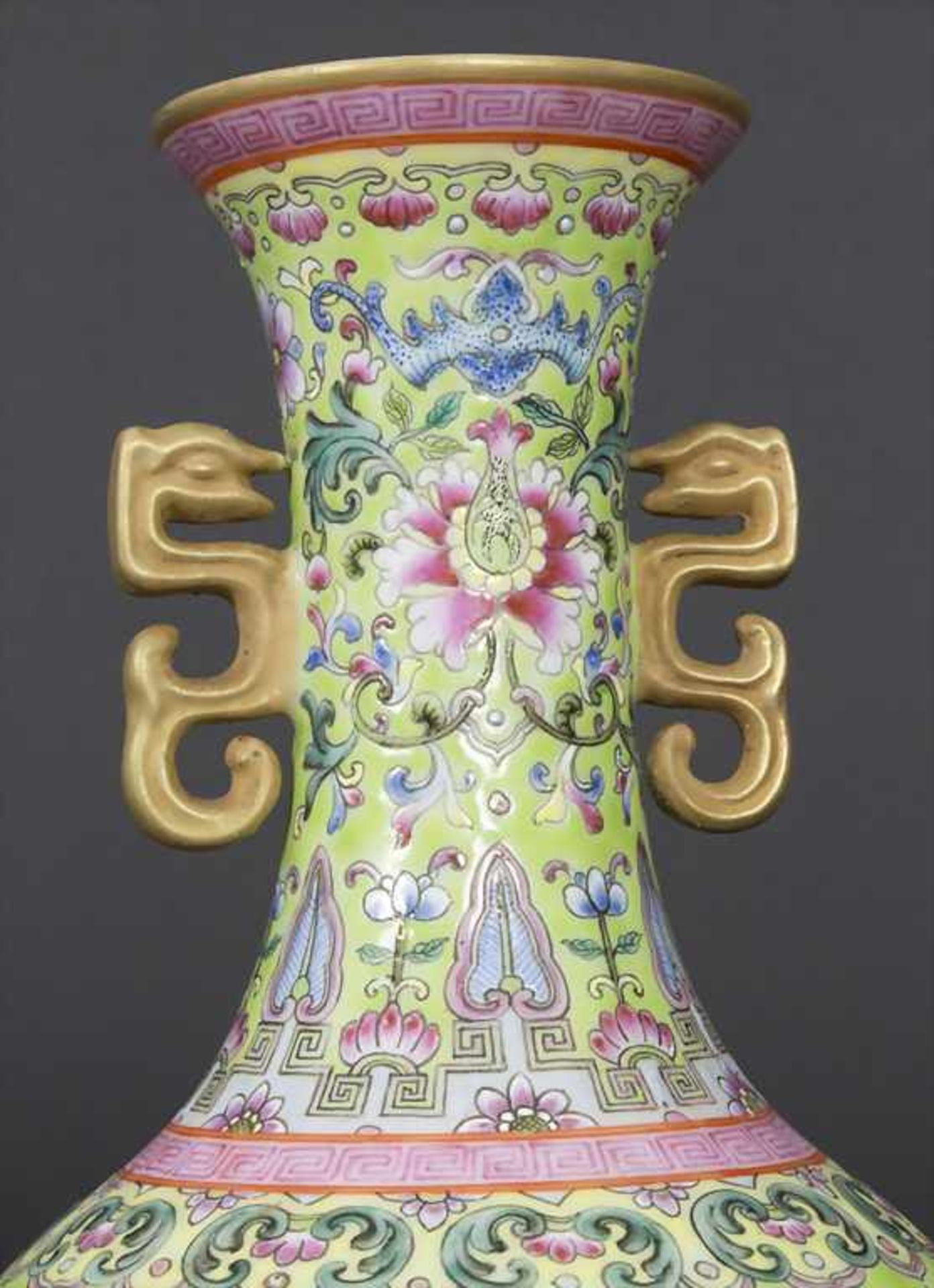 Ziervase, China, 19./20. Jh.Material: Porzellan, mit sehr feiner polychromer Emailmalerei, zwei - Bild 9 aus 9