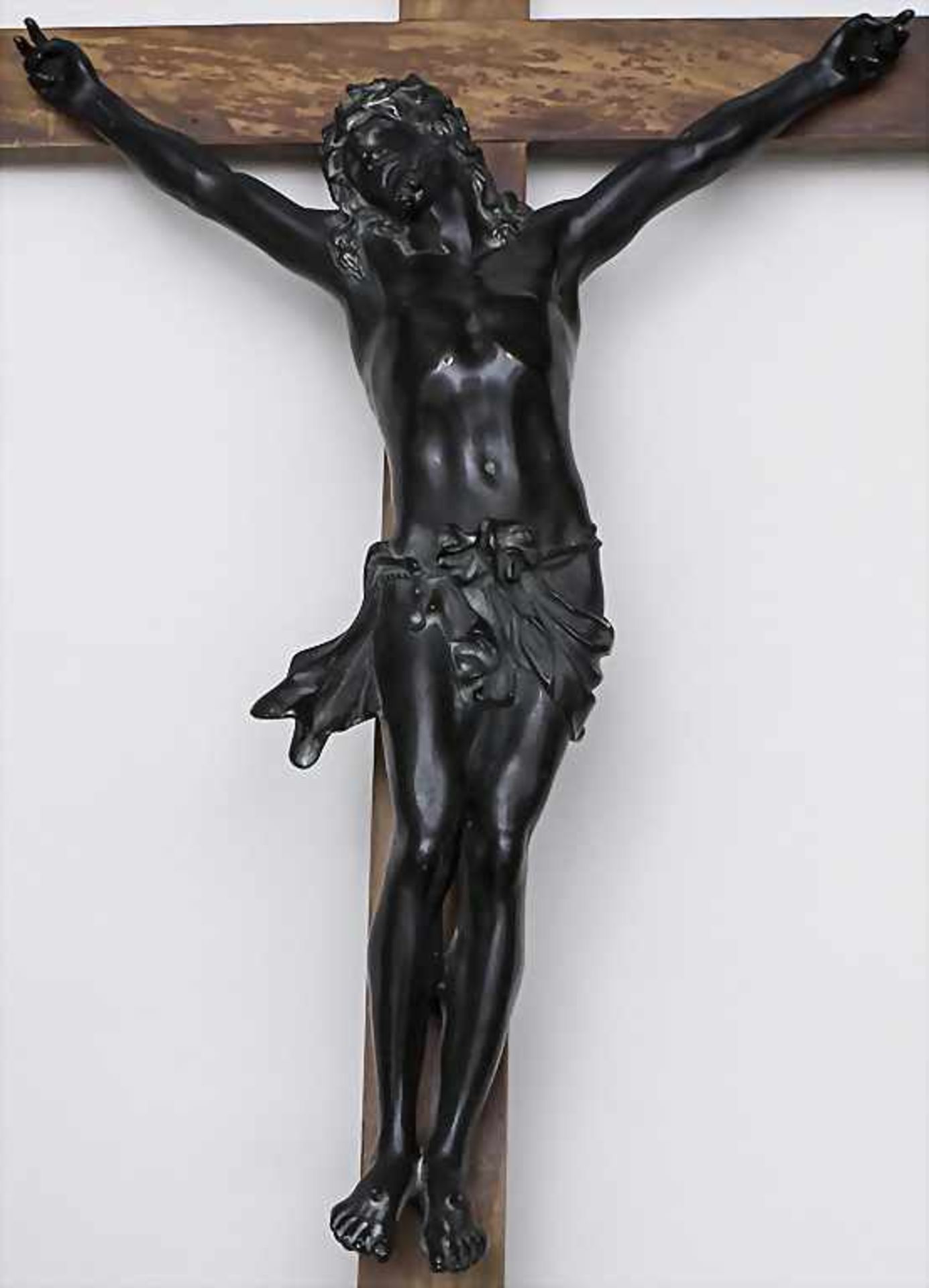 Großes Kruzifix / A large Crucifix, Frankreich, um 1900Technik: Bronze, patiniert, auf Holzkreuz - Image 2 of 2