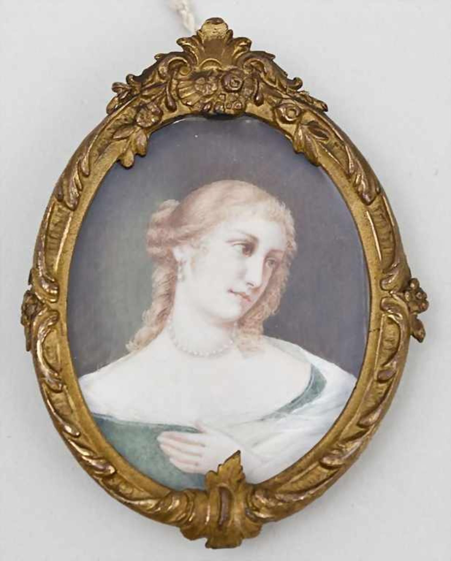 Biedermeier-Miniatur, 19. Jh.Mädchen-Halbbildnis mit Perlencollier, fein gemalte Gouache auf
