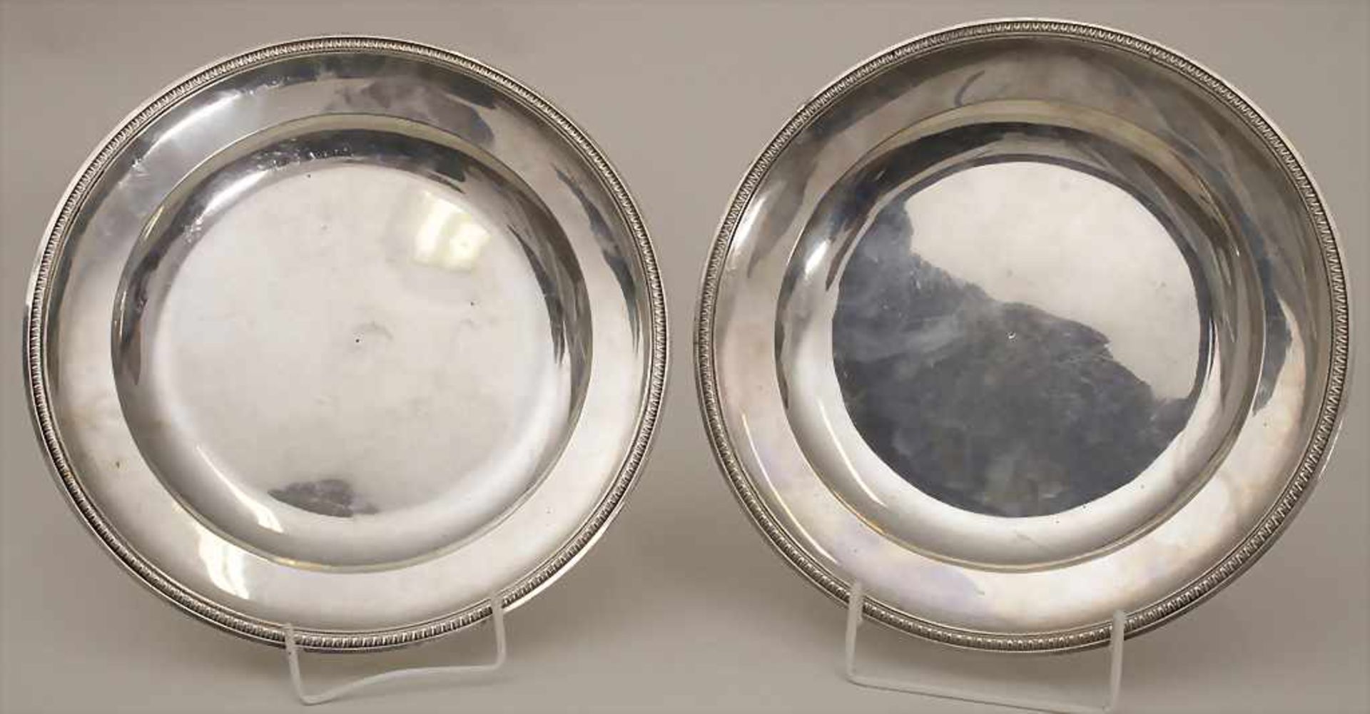 Paar Platzteller / A pair of silver underplates, Paris, um 1820Material: Silber 950,Marke:
