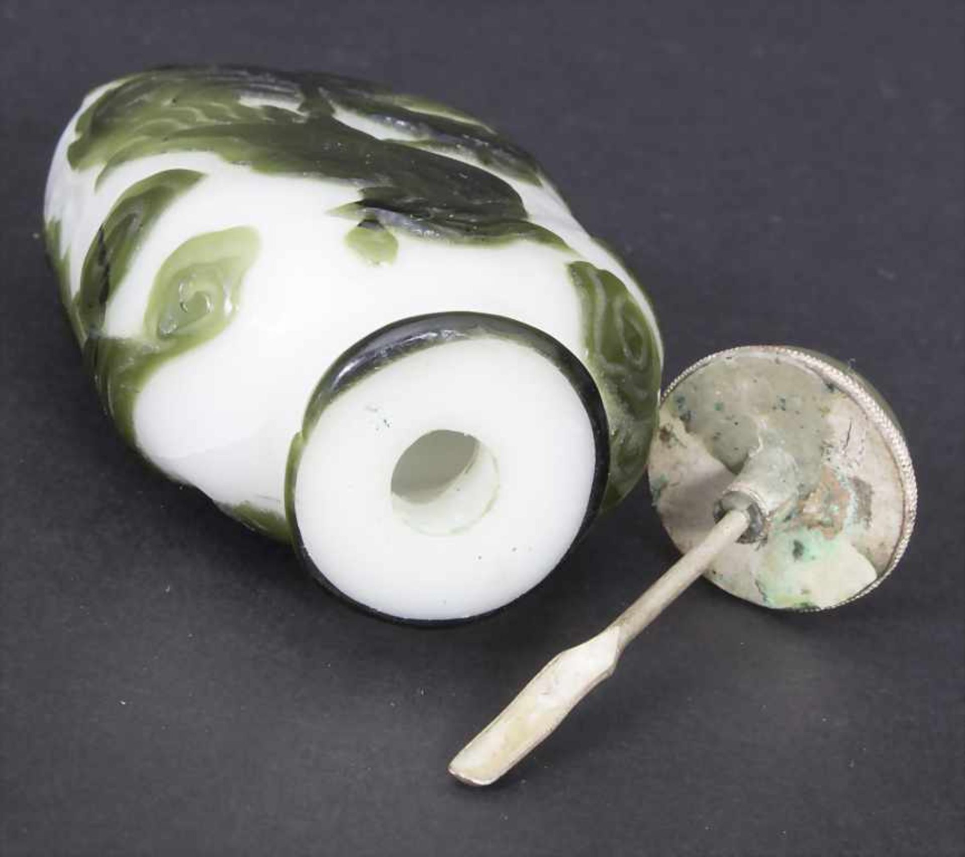 Snuff Bottle, China, um 1900Material: Milchglas überfangen, Kristallstöpsel,Dekor: Phönixe und - Image 6 of 7