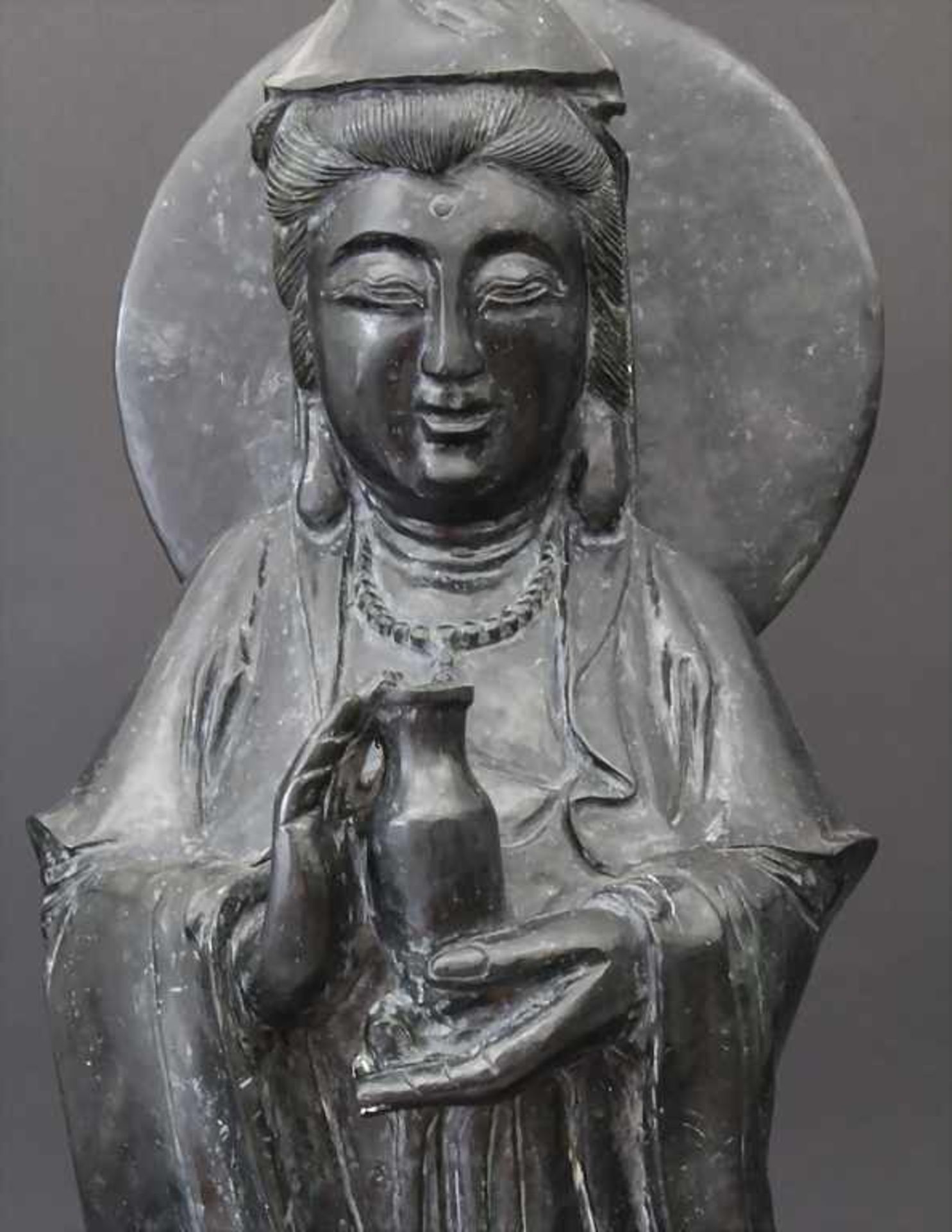 Jadefigur, 'Guanyin auf Doppel Lotos sockel', China um 1920Matrial: spinatgrüne Nephrit Jade, - Bild 5 aus 7