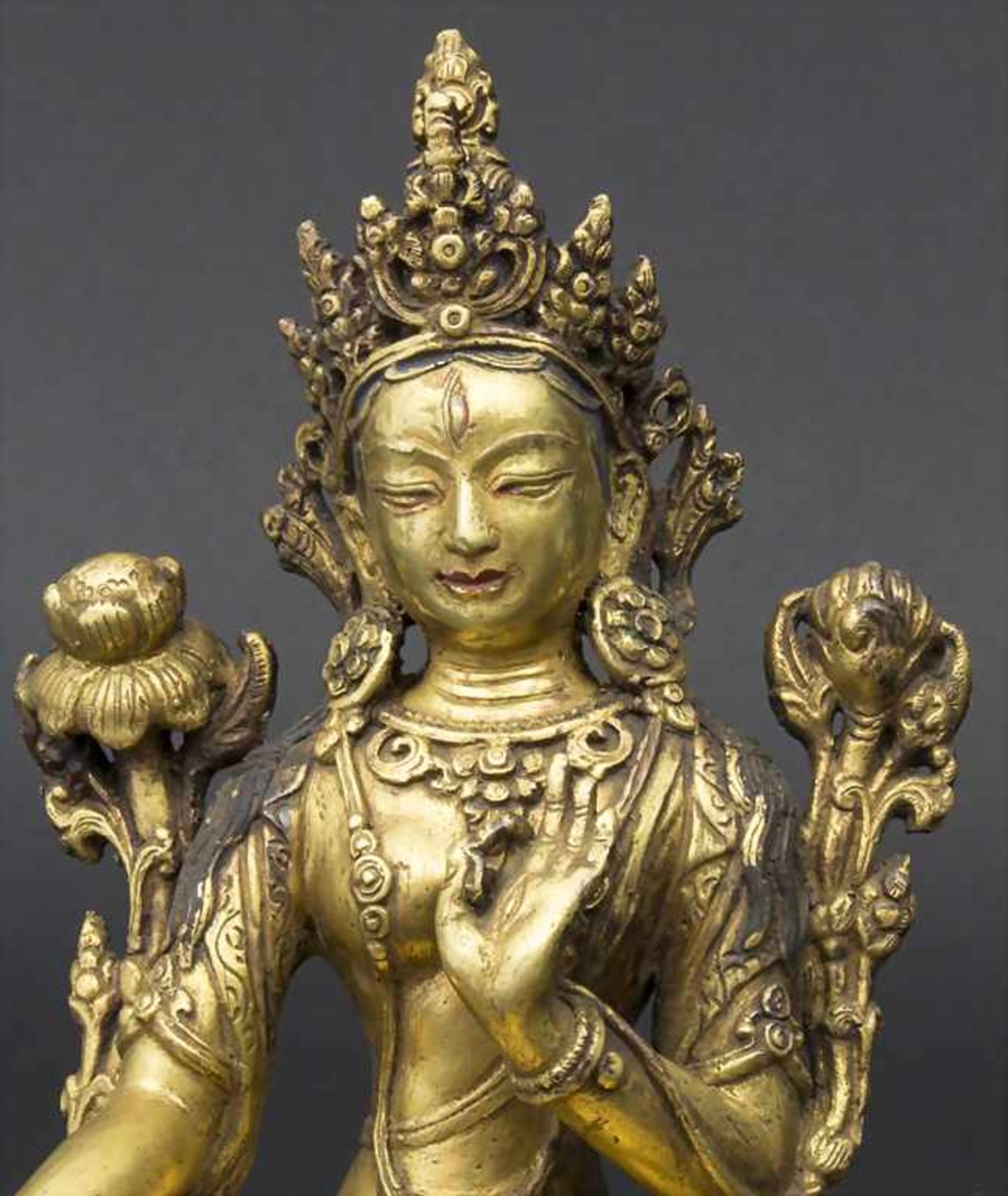 Buddha, Tara, Tibet, 19./20. Jh.Material: kupferhaltige Bronze, feuervergoldet, partiell kaltbemalt, - Bild 6 aus 6