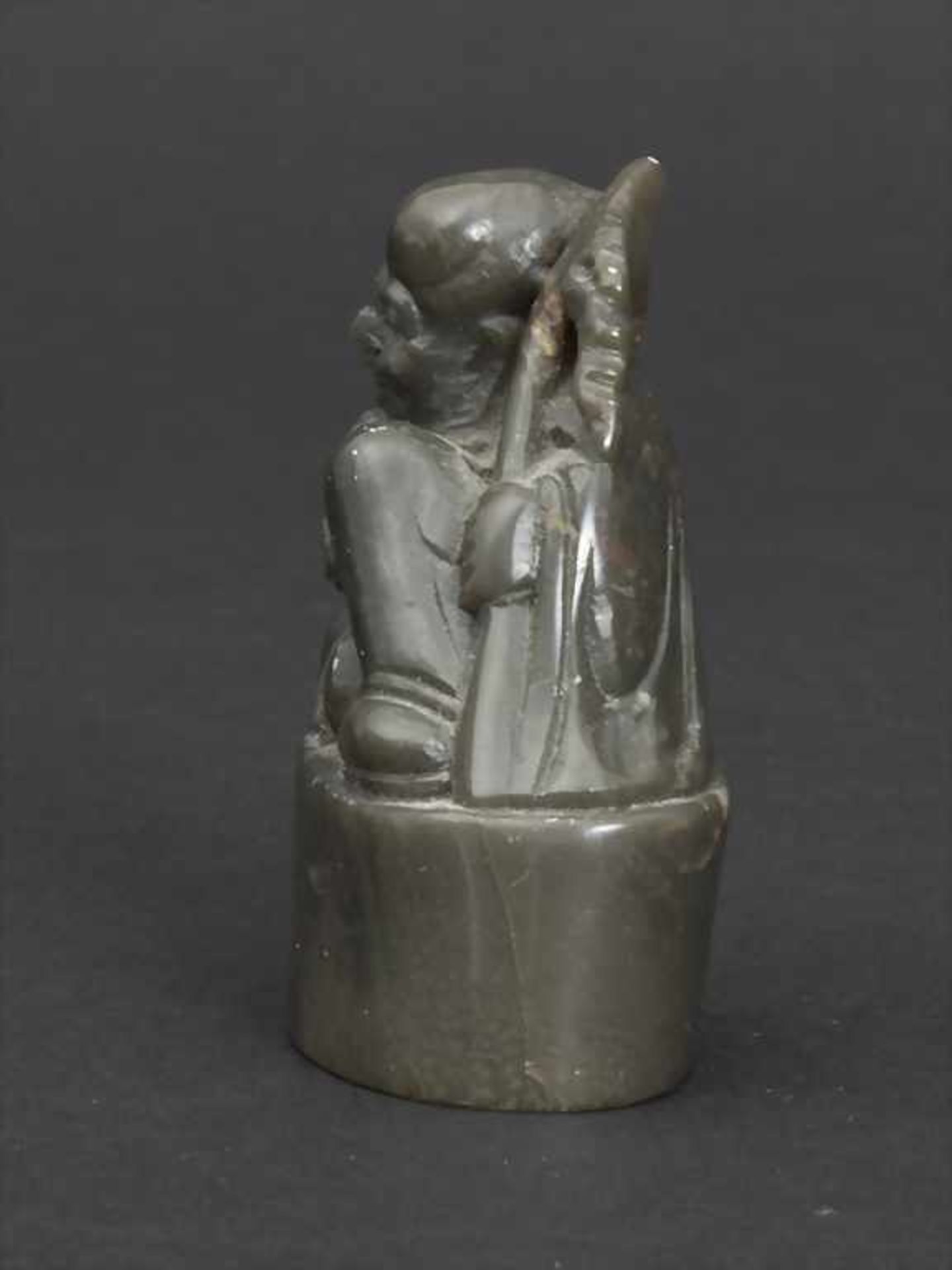 Jade-Stempel, A Jade Stamp, China, 19. Jh.Material: Jade dunkel grün, geschnitzt, Höhe: 5 cm, - Bild 3 aus 5