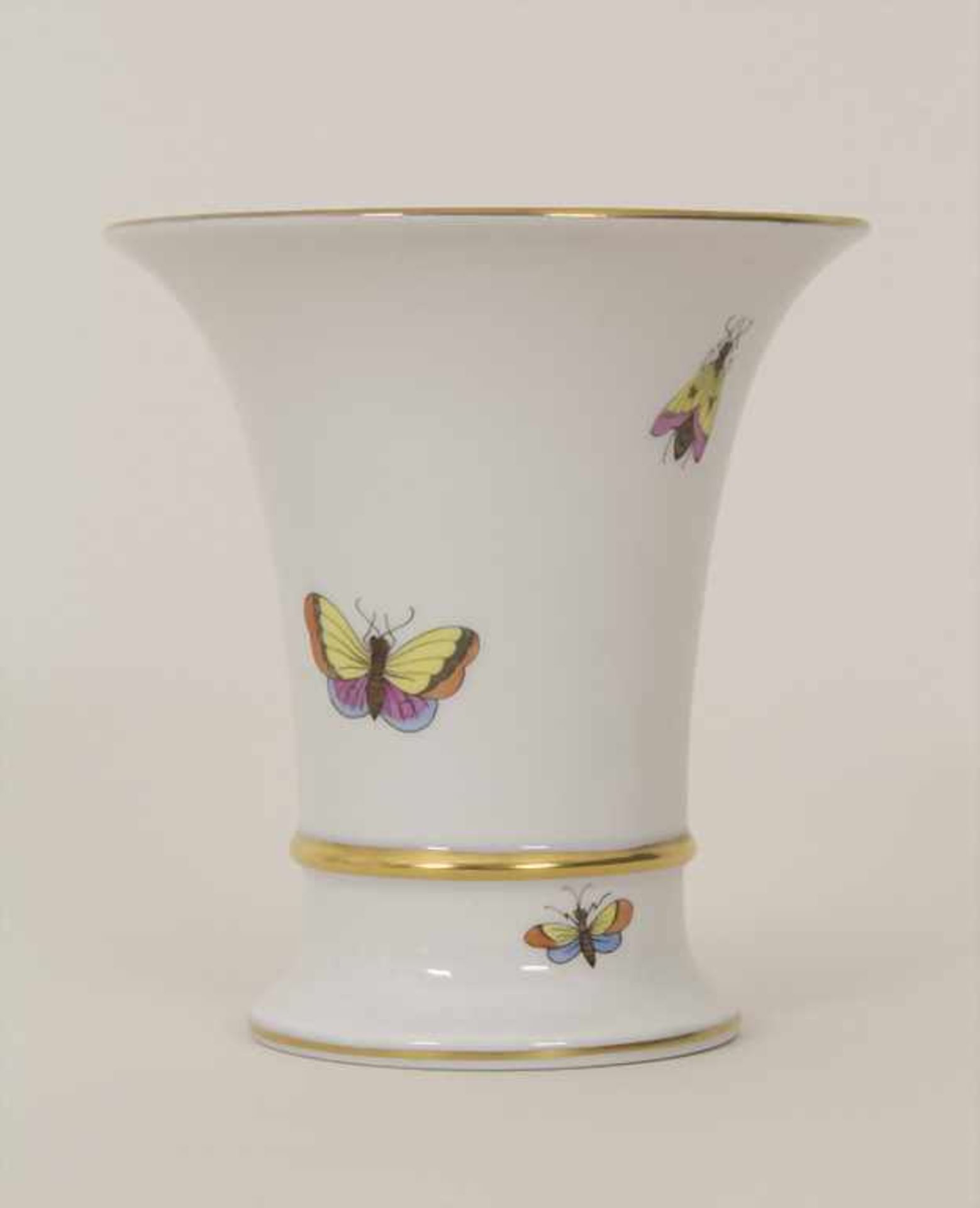 Vase Rothschild, Herend, Mitte 20. Jh.Material: Porzellan, polychrom bemalt und glasiert, - Bild 3 aus 7