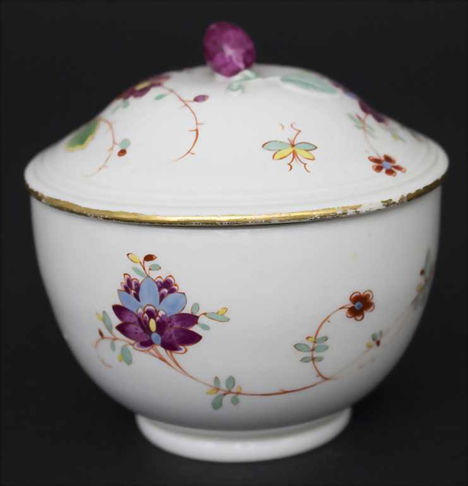 Frühe Deckeldose mit Kakiemon-Dekor / An early covered dish with Kakiemon decor, deutsch, 1. - Bild 2 aus 3