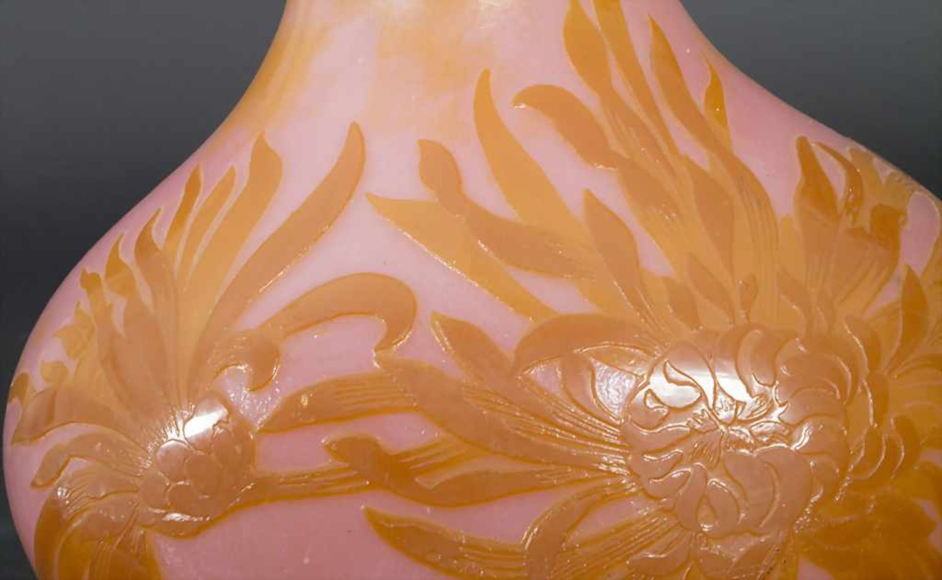 Große Jugendstil Vase mit Crysanthemen (Chrysanthèmes) / A large Art Nouveau vase with - Image 9 of 9