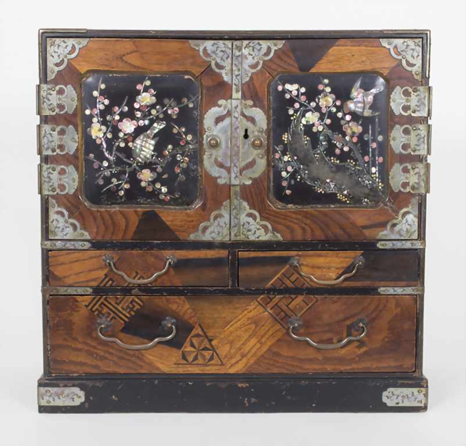 Miniaturschrank / A miniature cupboard, China, 18./19. Jh.Material: Holzkorpus, verschiedenfarbige