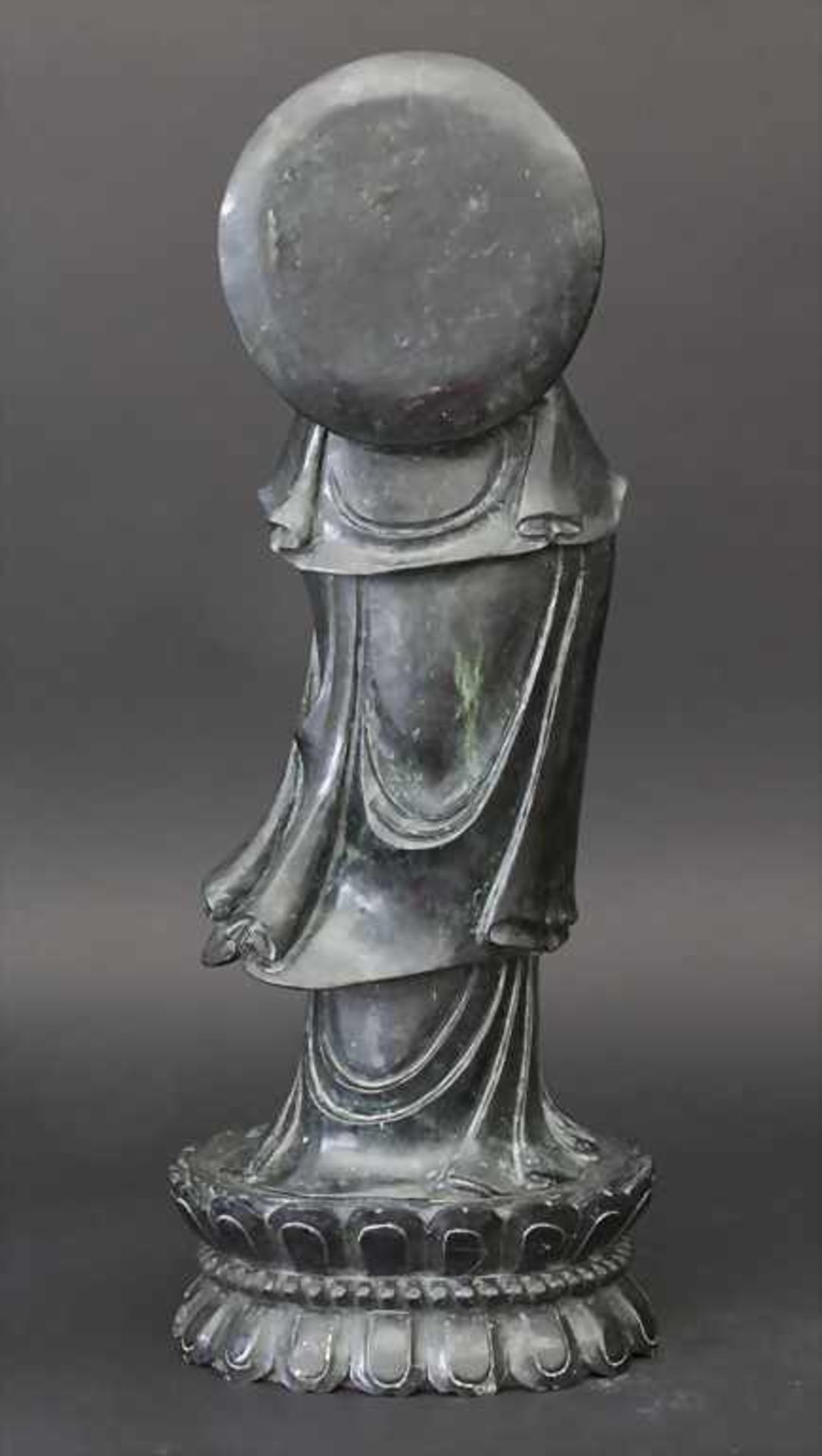 Jadefigur, 'Guanyin auf Doppel Lotos sockel', China um 1920Matrial: spinatgrüne Nephrit Jade, - Bild 3 aus 7