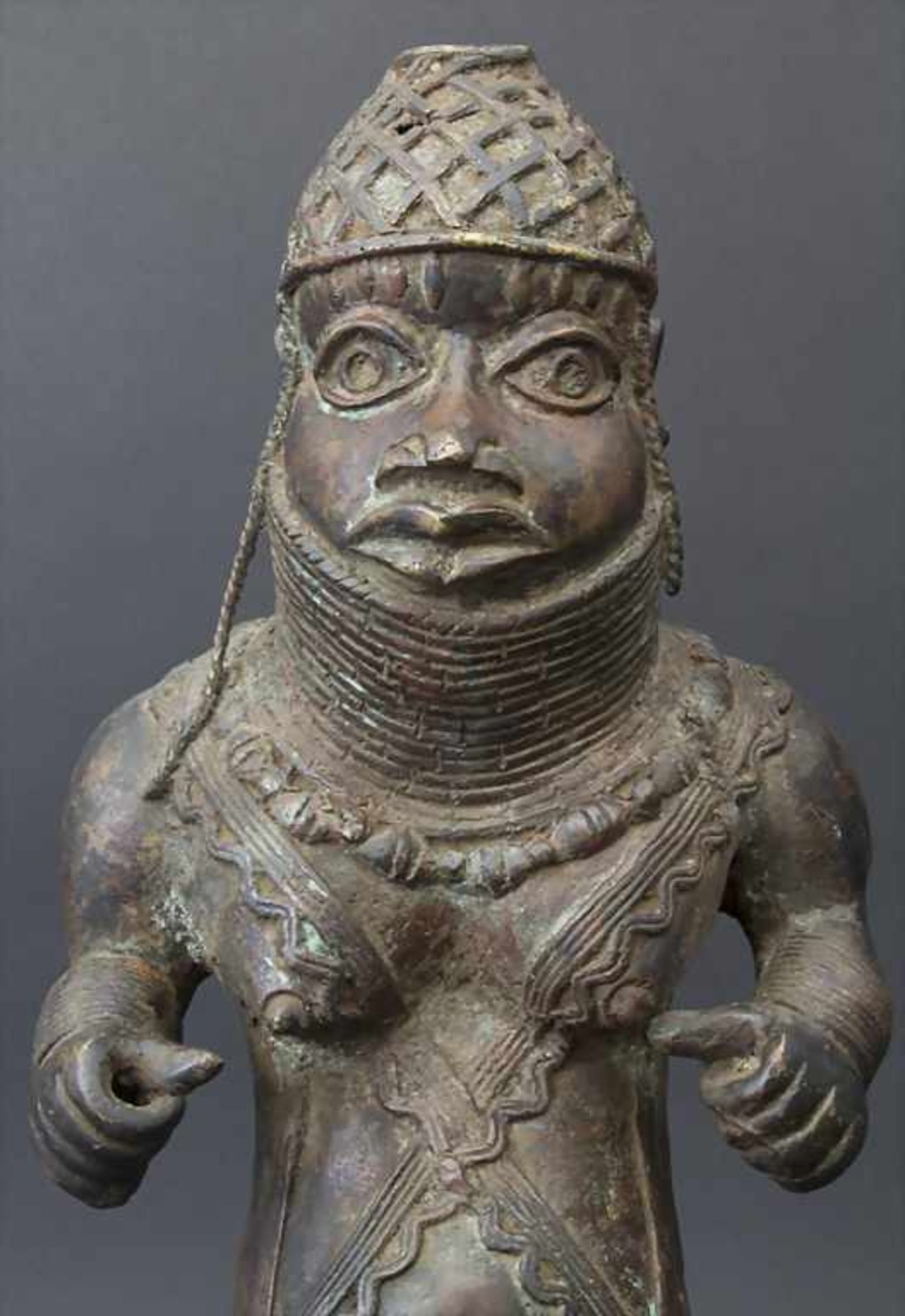 Königsfigur, Benin, Nigeria, nach 1950Material: Bronze (Guss der verlorenen Form), braun, partiell - Image 5 of 5