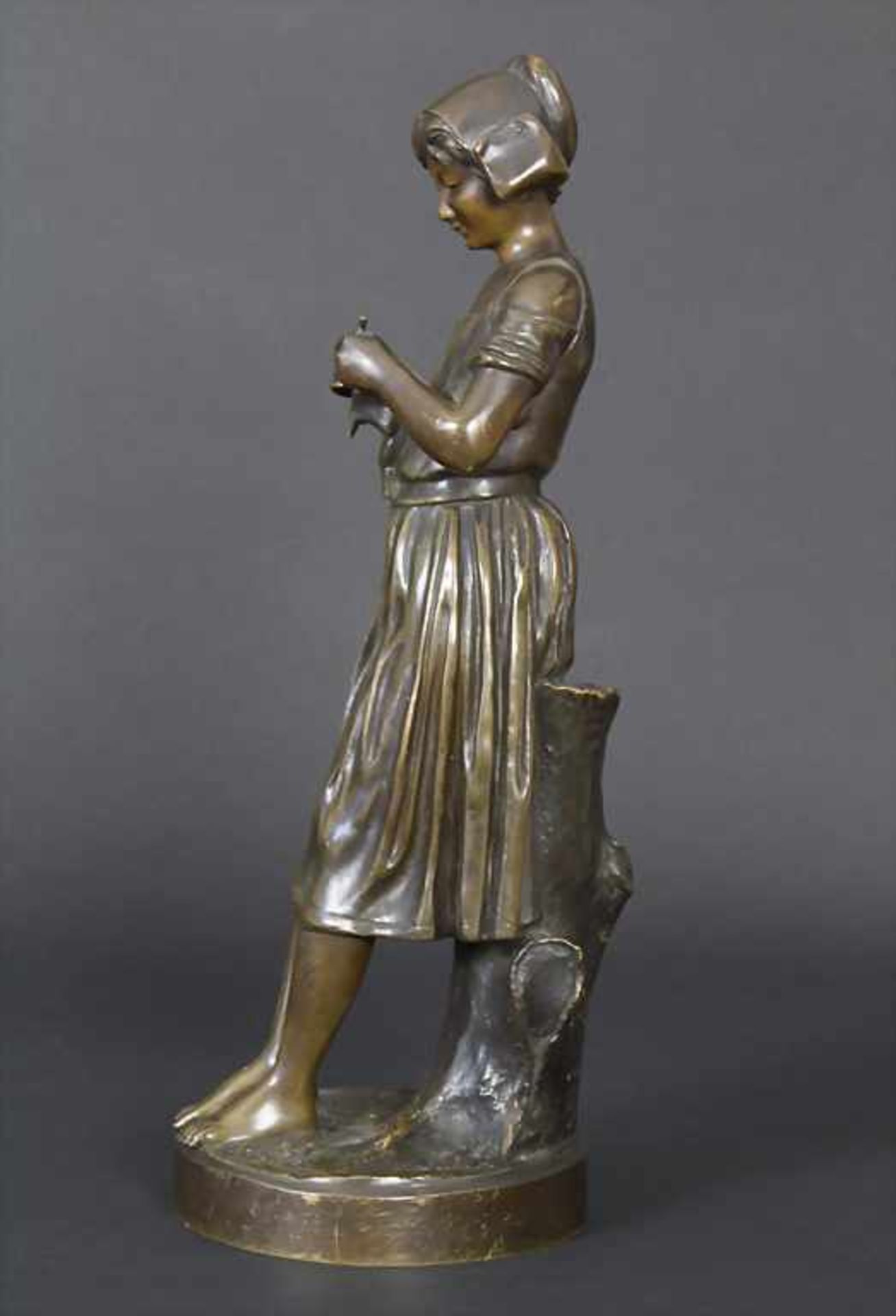 Joseph Berthoz, Strickendes Mädchen / A bronze sculpture of a knitting girl, 19. Jh.Technik: Bronze, - Image 3 of 7