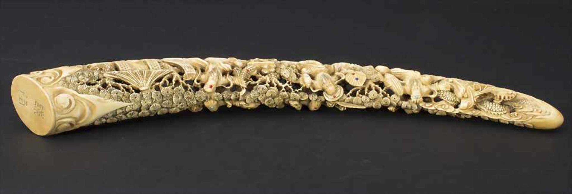 Stoßzahn, China, 18. / 19. Jh.Material: Elfenbein fein geschnitzt mitTürkis, Rubin, Lapilazuli, - Bild 8 aus 9