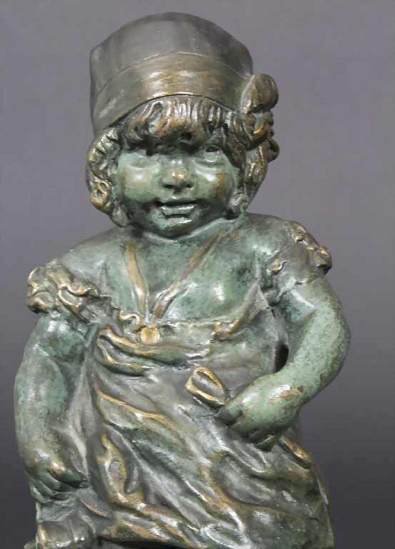 Bronzeskulptur 'Mädchen mit Puppe' / A bronze sculpture 'girl with doll', Juan CLARA AYATS (1875- - Bild 6 aus 6