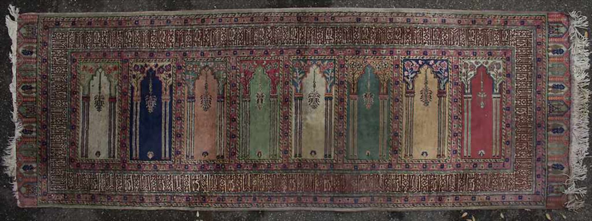 Orientteppich mit 8 Gebetsnischen / An oriental carpet with 8 mihrabsMaterial: Wolle auf