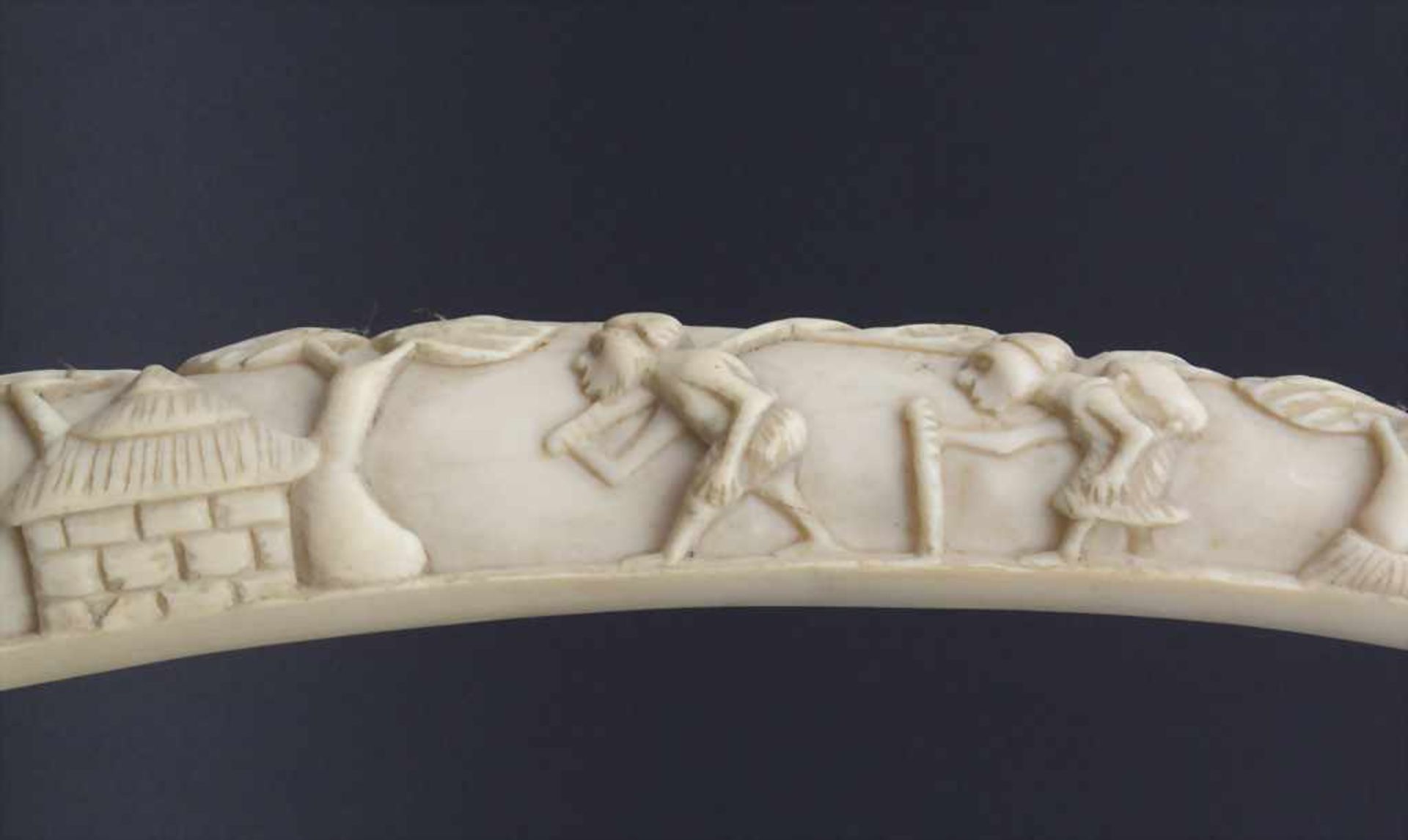 Große Elfenbein-Schnitzerei, Afrika, um 1900-20,Material: Elfenbein geschnitzt, HolzstandLänge: 55 - Image 4 of 4