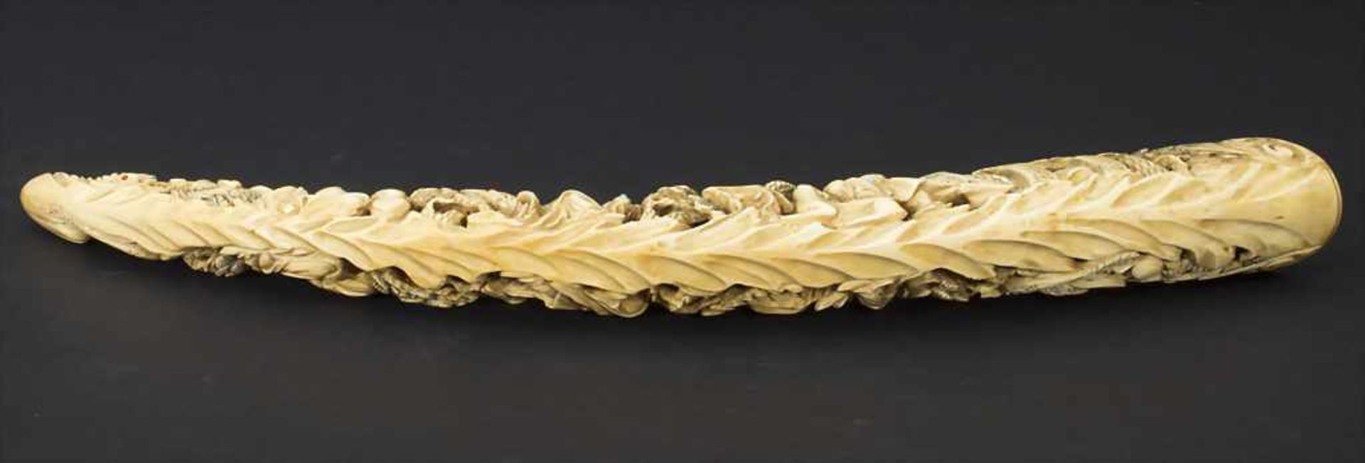 Stoßzahn, China, 18. / 19. Jh.Material: Elfenbein fein geschnitzt mitTürkis, Rubin, Lapilazuli, - Bild 9 aus 9