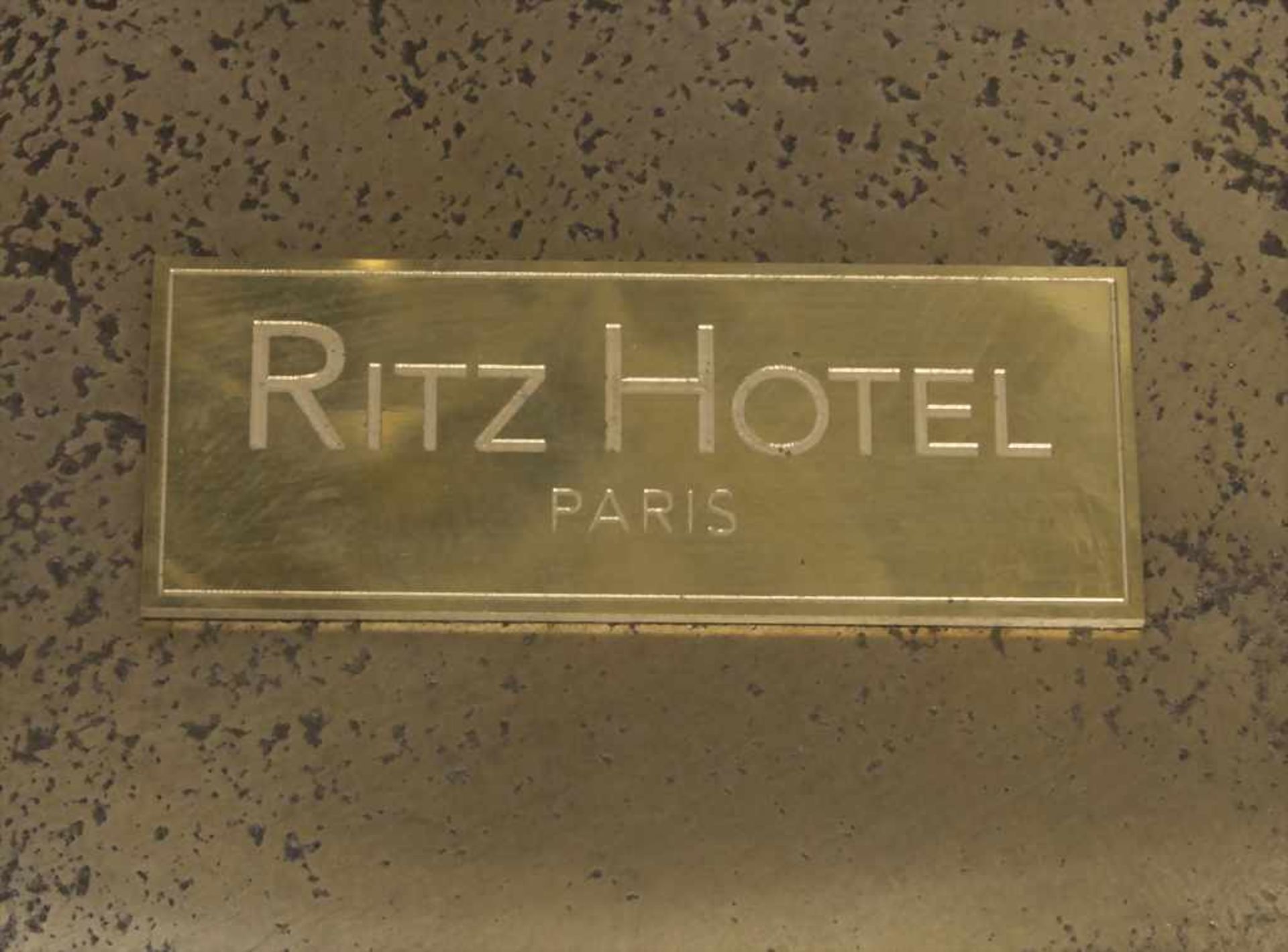 2 Bistrotische / A pair of bistro tables, Hotel Ritz, Paris, 20. Jh.Material: Messingguss, - Bild 4 aus 7
