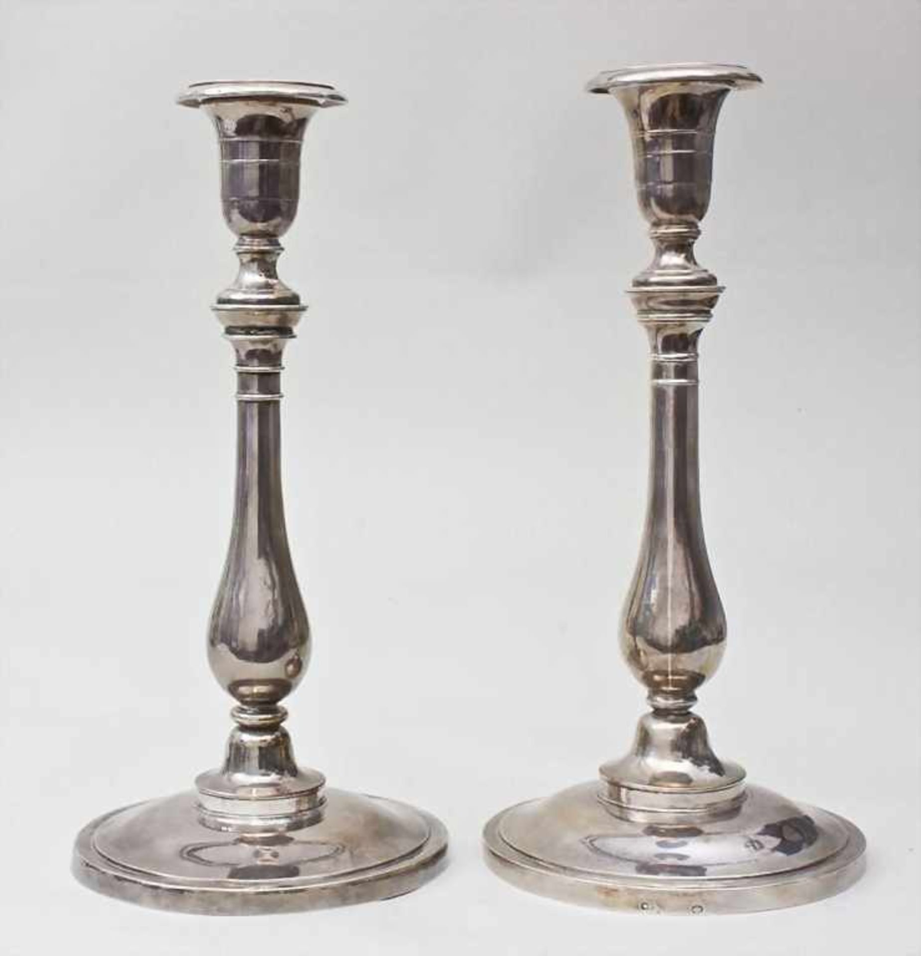 Paar Kerzenleuchter, Mayenne Laval, 1809-1819auf rundem Standfuß glatter kugelförmiger Schaft im