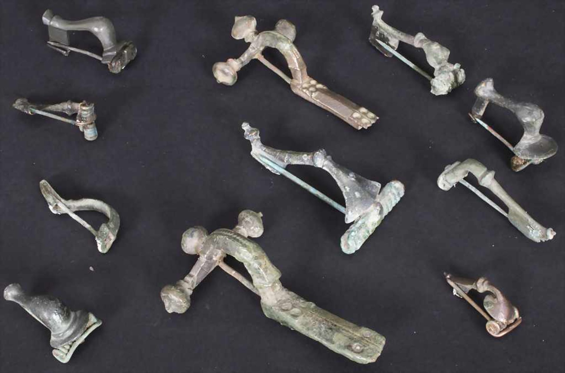 10 Römische Fibeln / A set of 10 Roman fibulaeMaterial: Bronze,Länge: 2,0 cm bis 7,1 cm,Zustand: