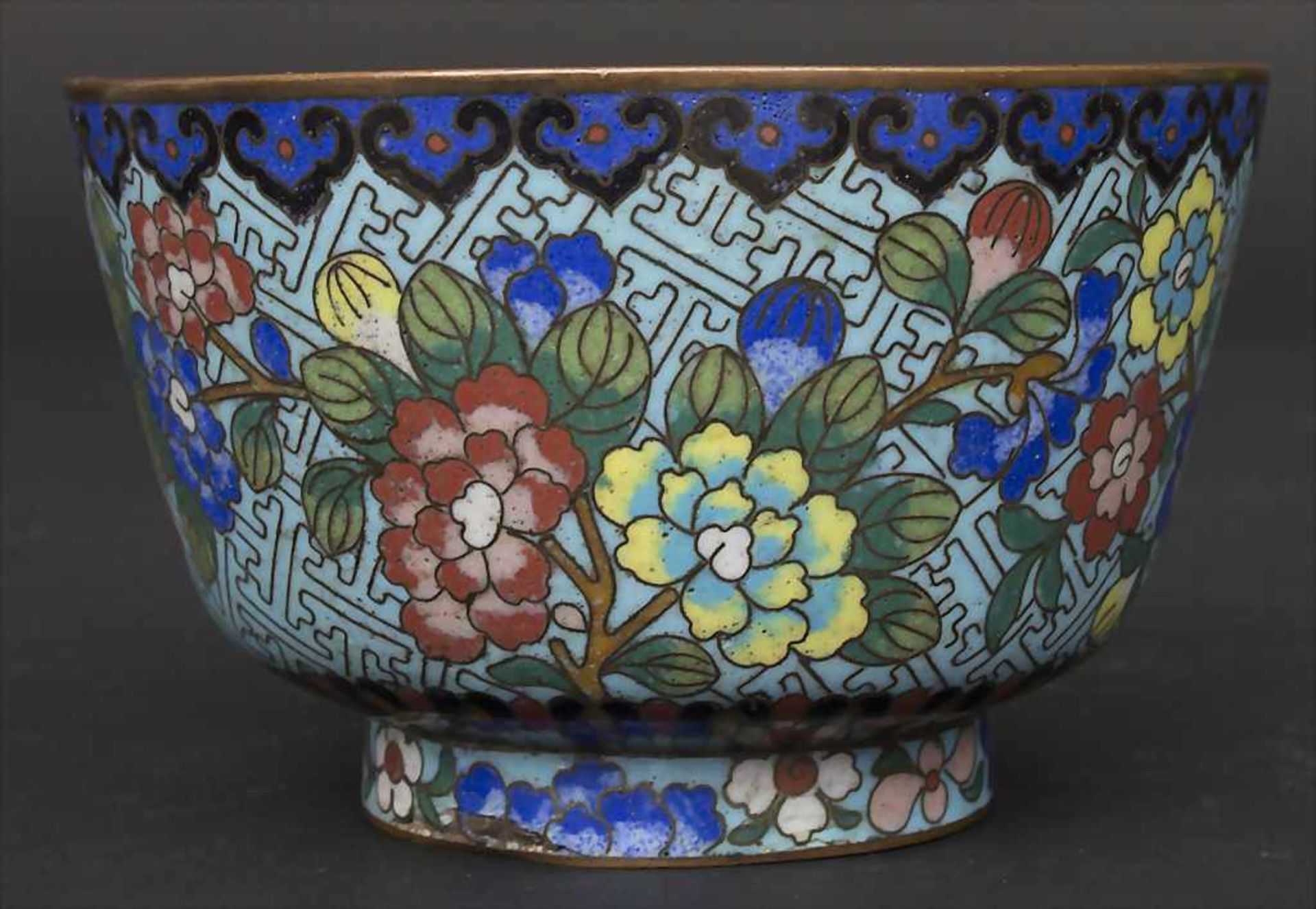 Cloisonné-Kumme 'Blütensträucher' / A Cloisonné bowl 'flowering shrubs', China, um 1900Material: - Bild 2 aus 6