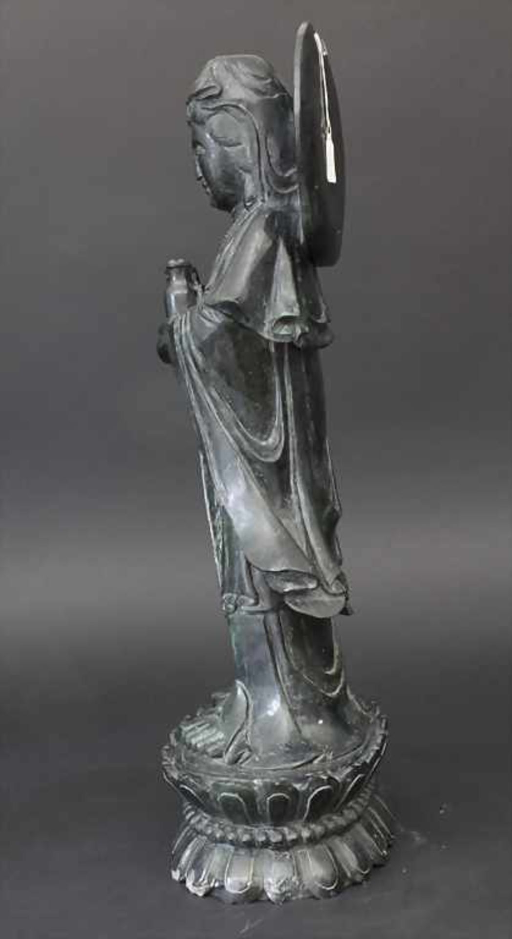 Jadefigur, 'Guanyin auf Doppel Lotos sockel', China um 1920Matrial: spinatgrüne Nephrit Jade, - Bild 2 aus 7