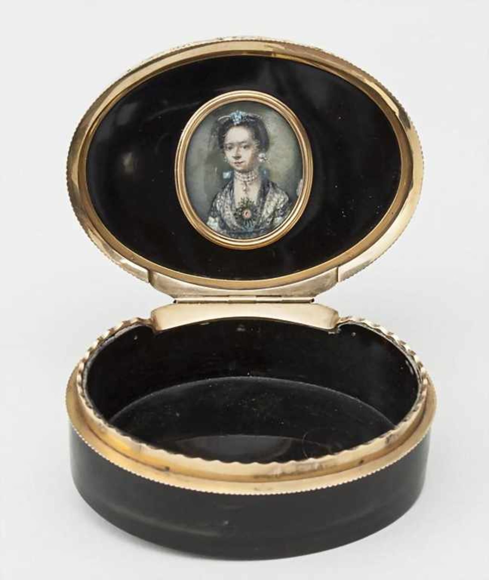 Tabatière mit Miniatur / Snuffbox with Miniature, Paris, ca. 1750Material: Schildpatt, GoldMaße: