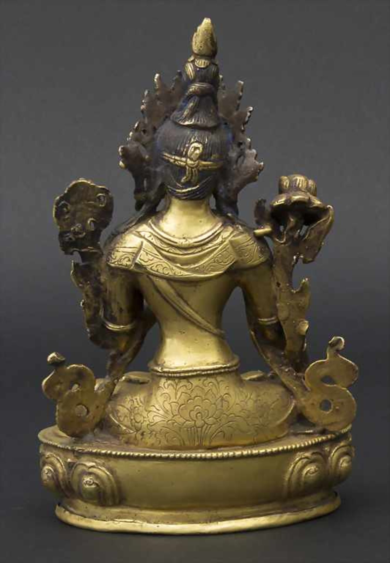 Buddha, Tara, Tibet, 19./20. Jh.Material: kupferhaltige Bronze, feuervergoldet, partiell kaltbemalt, - Bild 3 aus 6