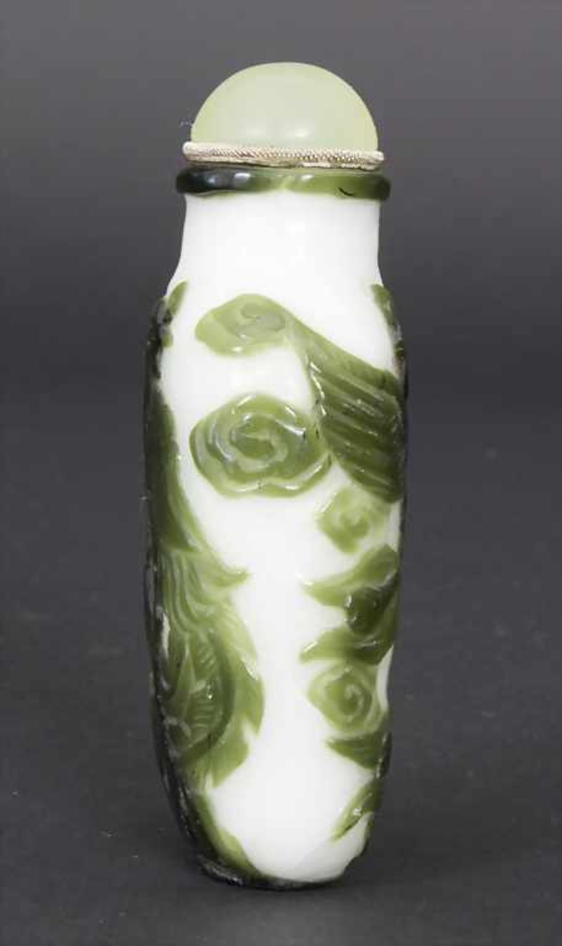 Snuff Bottle, China, um 1900Material: Milchglas überfangen, Kristallstöpsel,Dekor: Phönixe und - Image 4 of 7