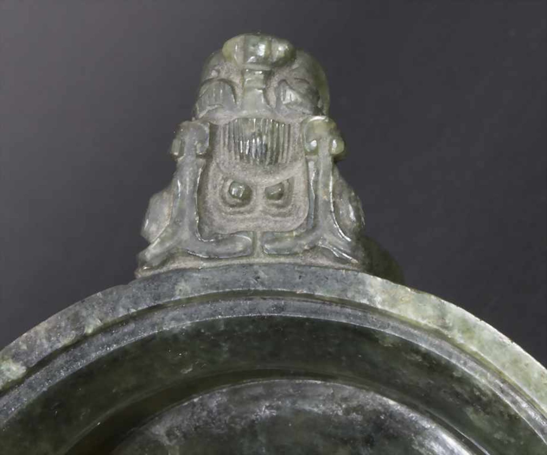 Koro, China, 18./19. Jh.Material: spinatgrüne Jade, Außenwandung fein beschnitzt mit archaischen - Bild 9 aus 10