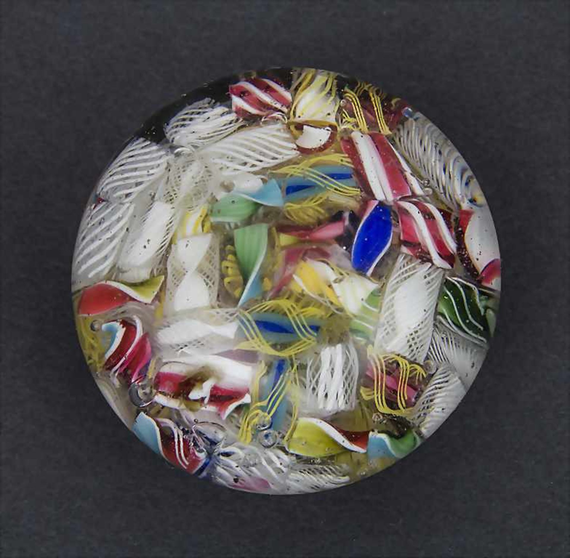 Kleiner Briefbeschwerer / A paperweight 'End of the Day', wohl Saint-Louis, um 1850Material: Glas,