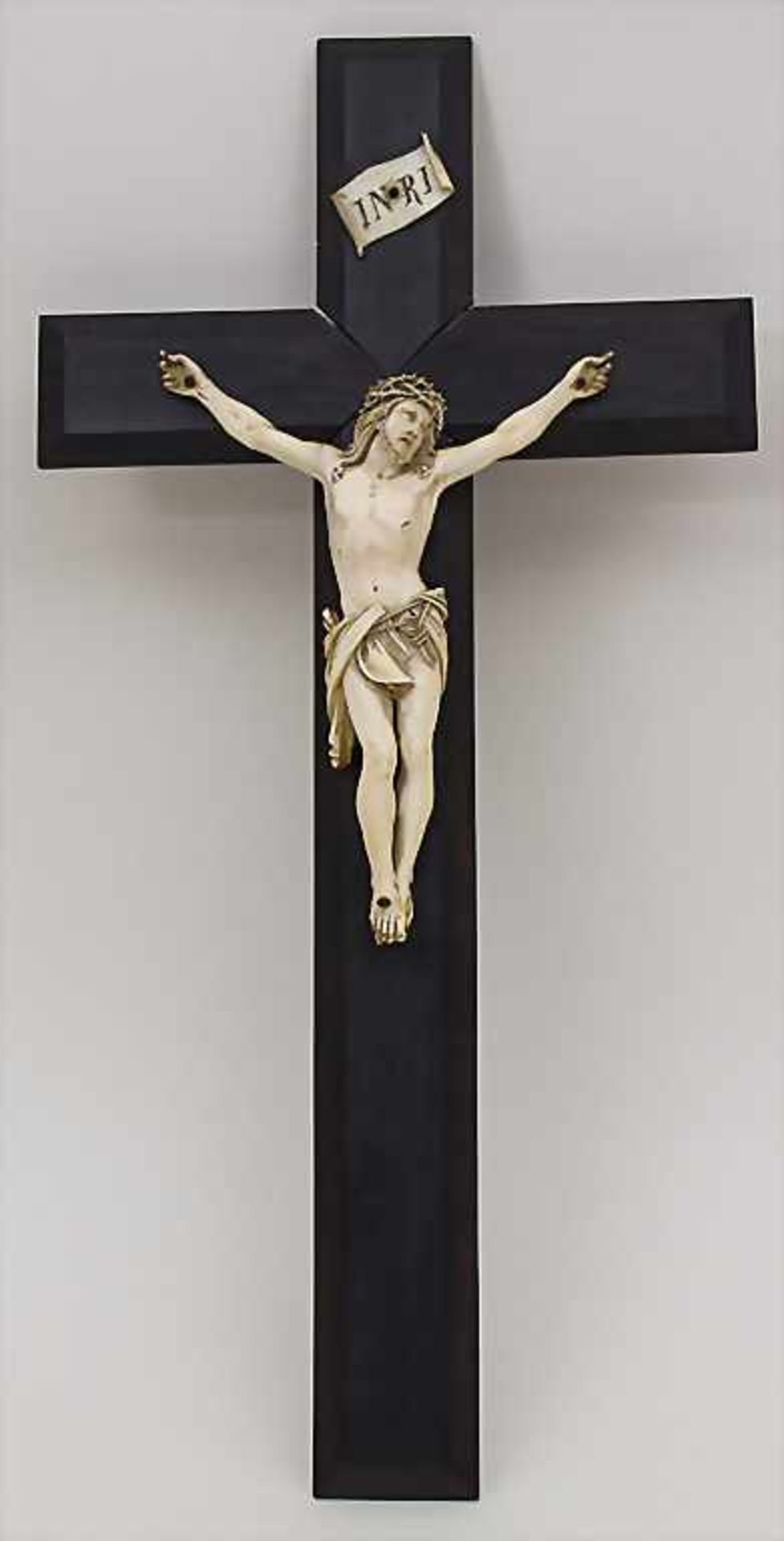 Elfenbein Kruzifix / A crucifix, deutsch, um 1860Material: Elfenbein-Korpus auf Holzkreuz,Maße: 17,5