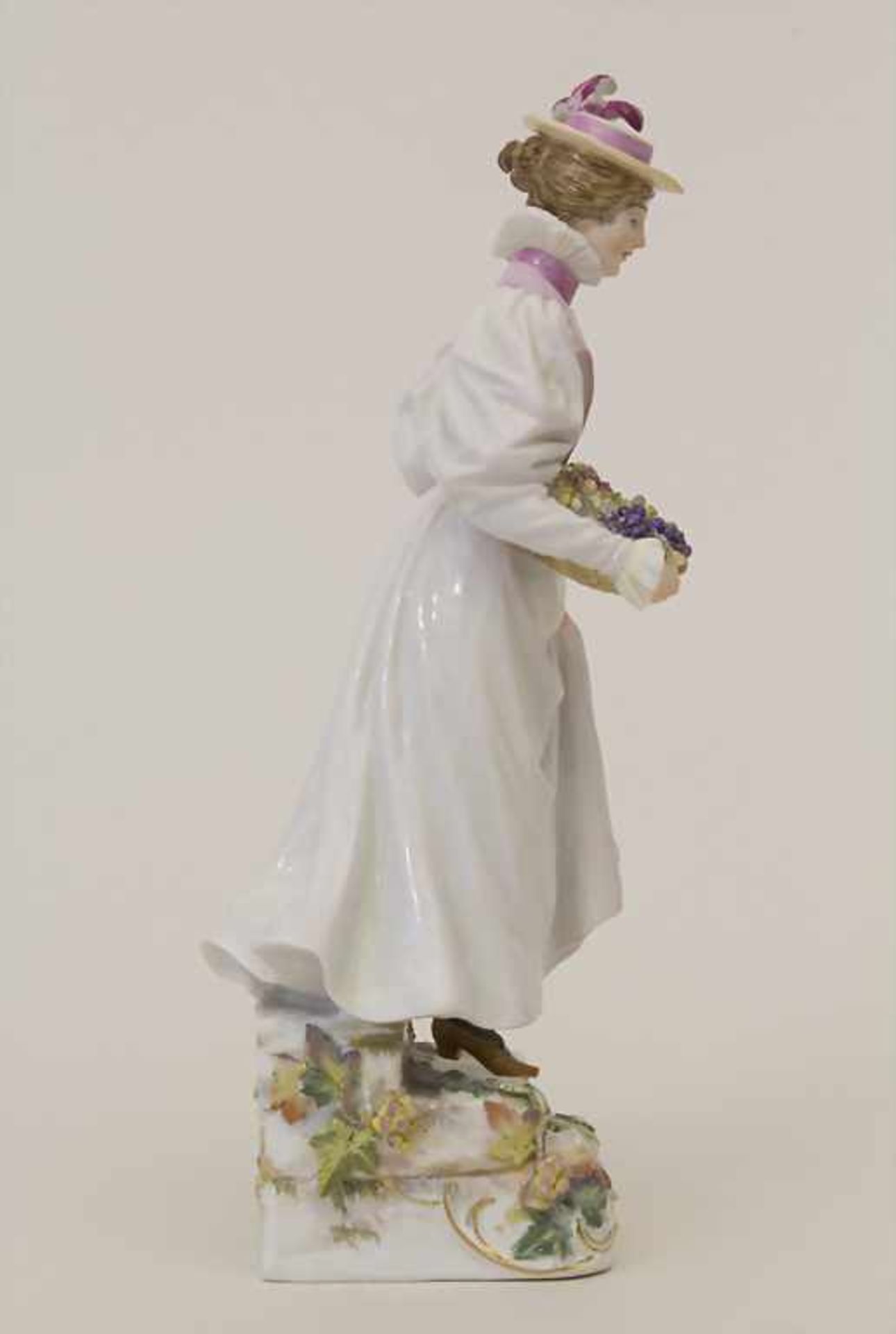 Jugendstil Figur einer Dame mit Hut und Traubenkorb auf Treppe / An Art Nouveau figure of a lady - Bild 4 aus 7