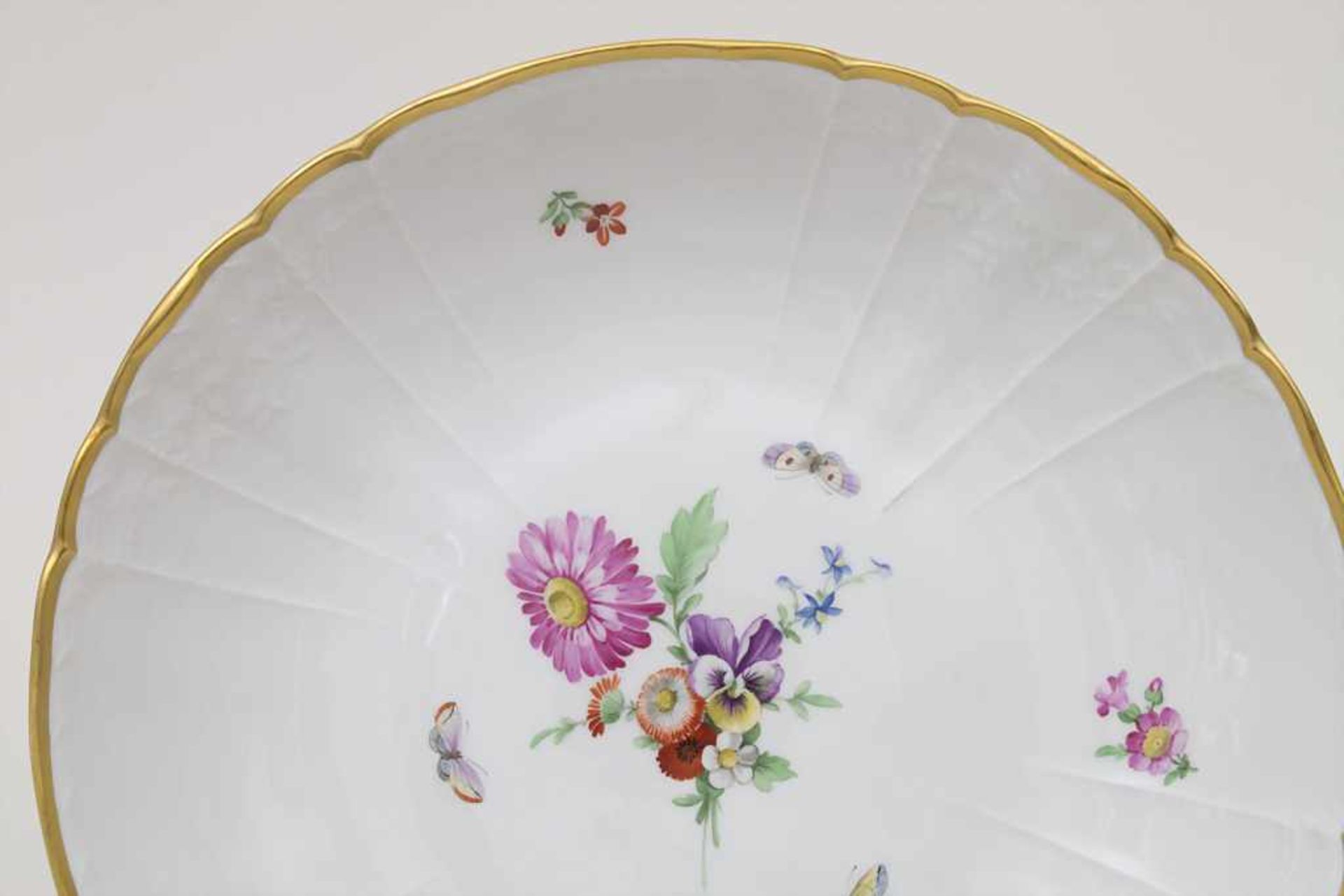 2 Schalen mit Blumen und Schmetterlingen / 2 bowls with flowers and butterflies, KPM/Berlin, um - Bild 2 aus 5