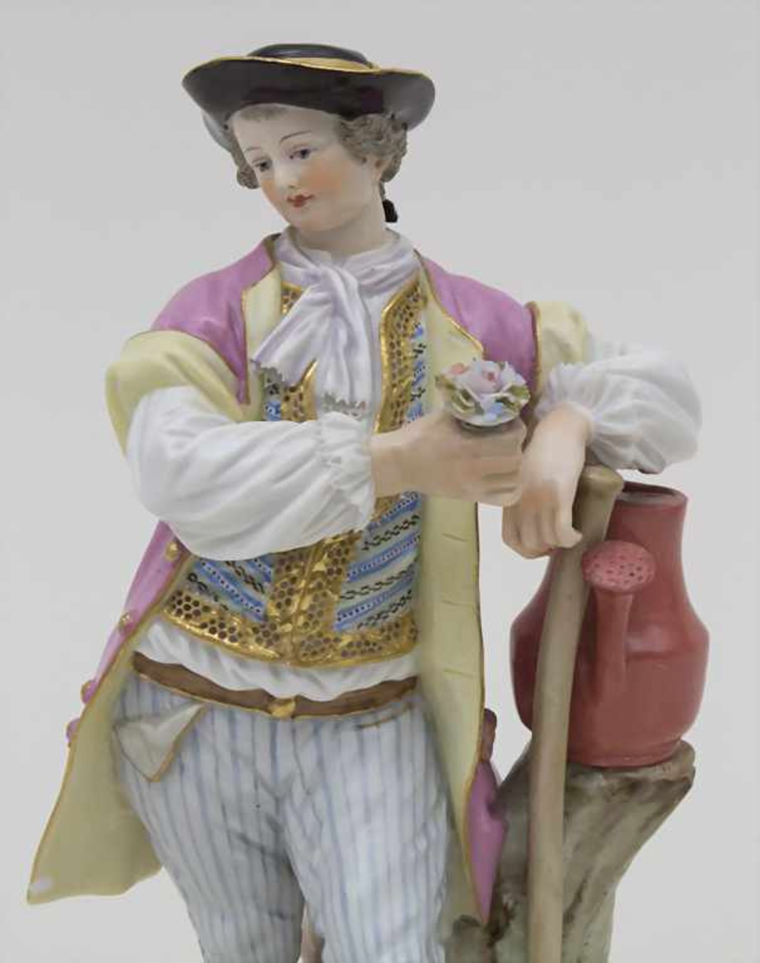 Gärtner mit Gießkanne und Spaten / A gardener with a watering can and a spade, Meissen, um - Bild 6 aus 6